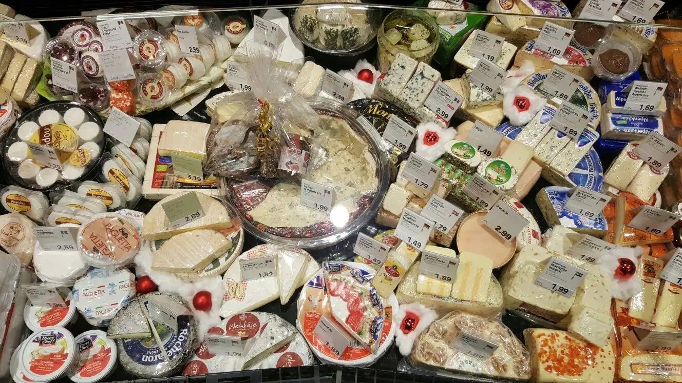 Die Käsetheke eines Lebensmittelmarktes.