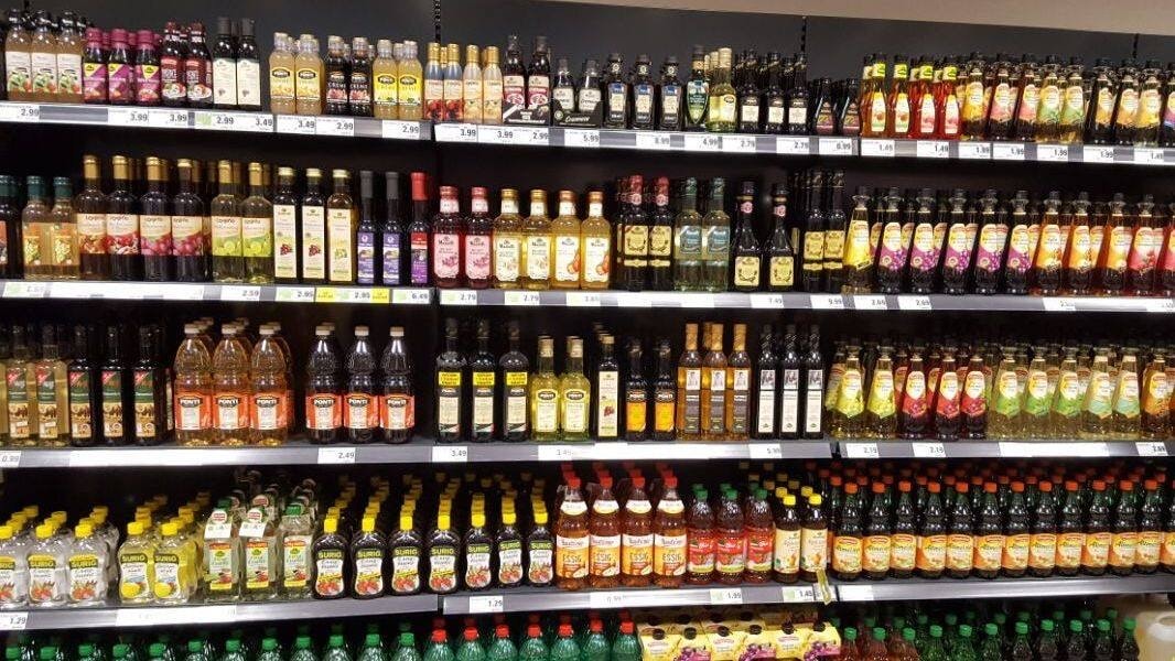 Ein Regal mit Essig und Ölen.