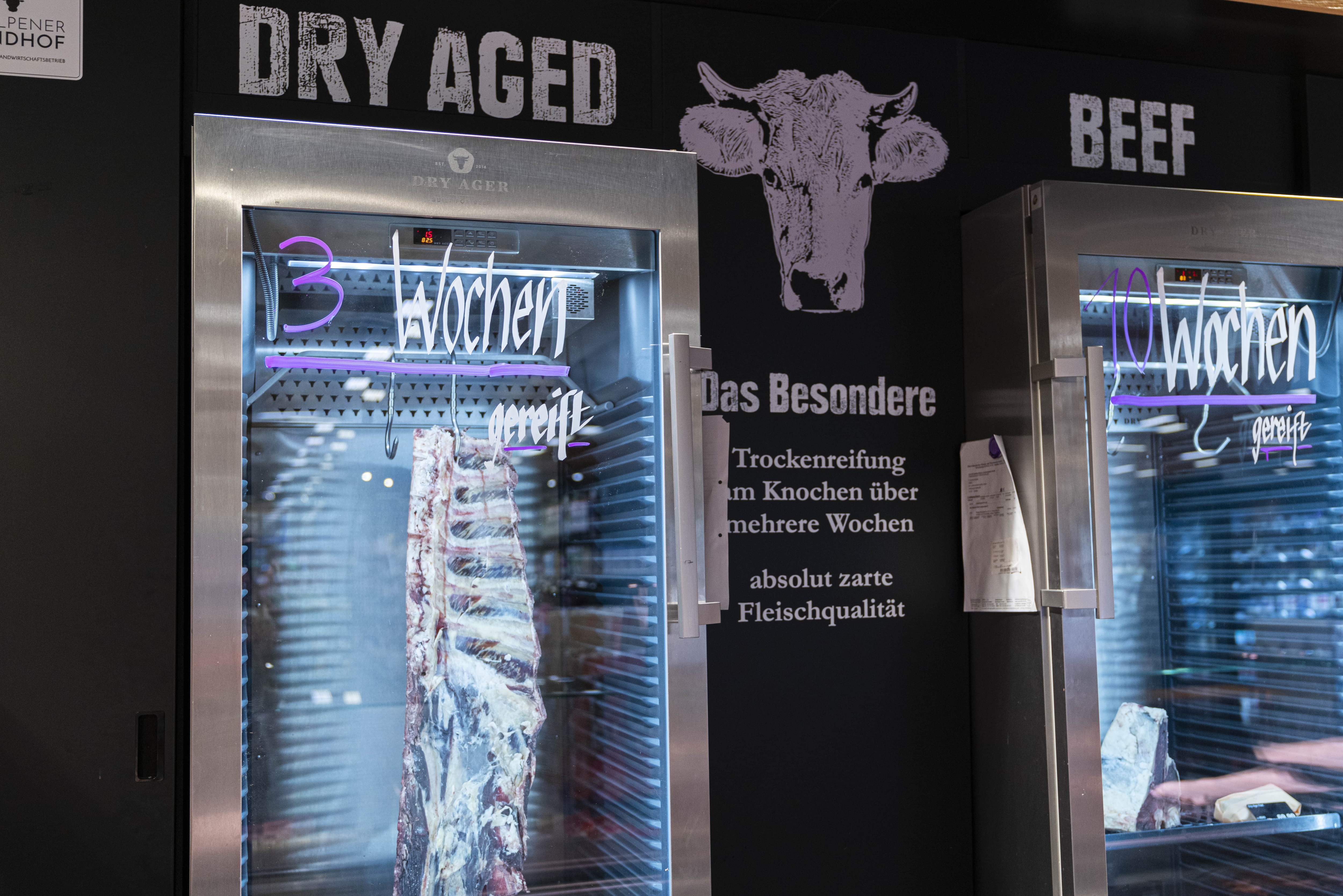Fleischreifeschrank mit zwei durchsichtigen Türen. Darüber steht: dry aged beef.