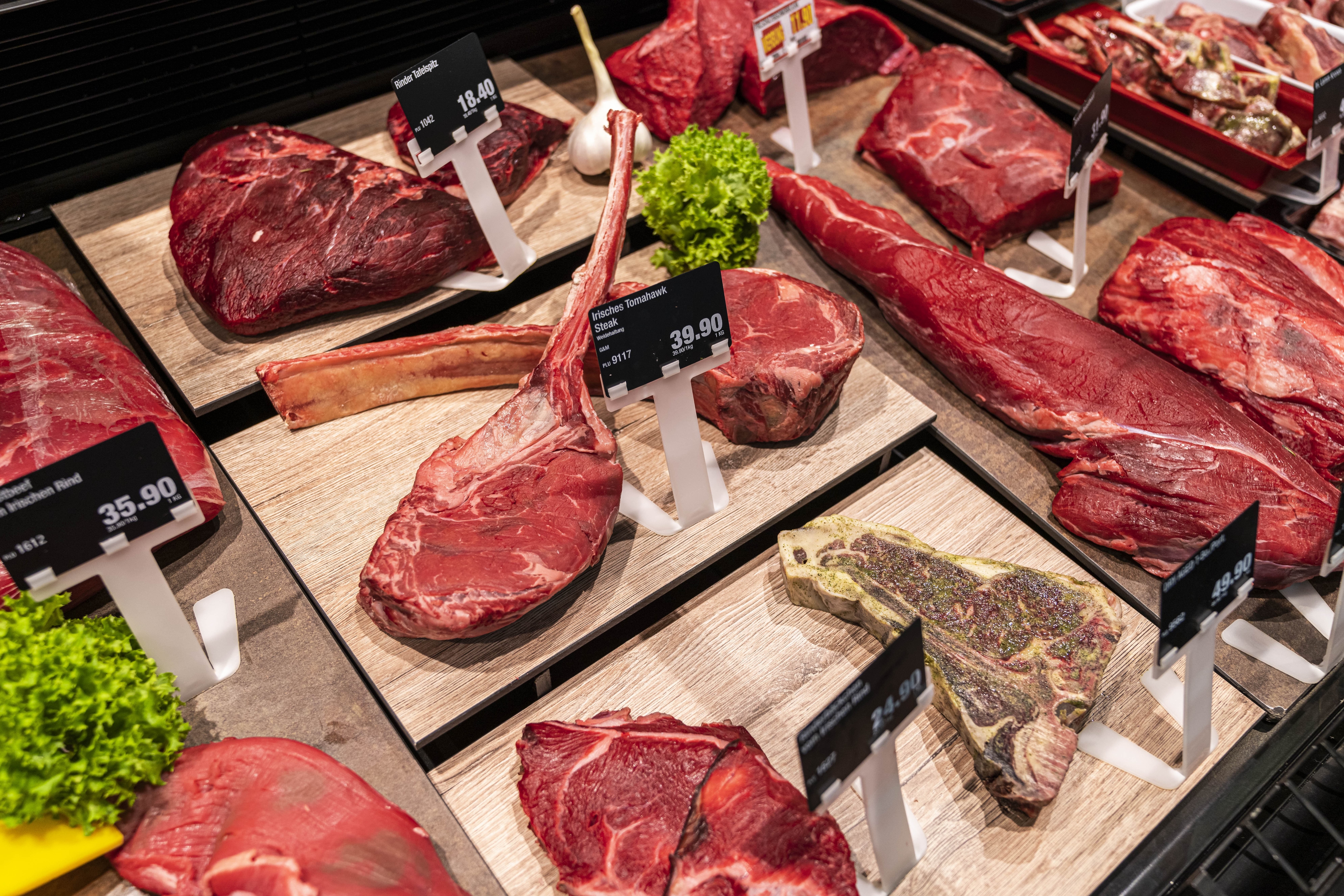 Steaks und Braten mit Preisschildern in der Auslage der Frischetheke.