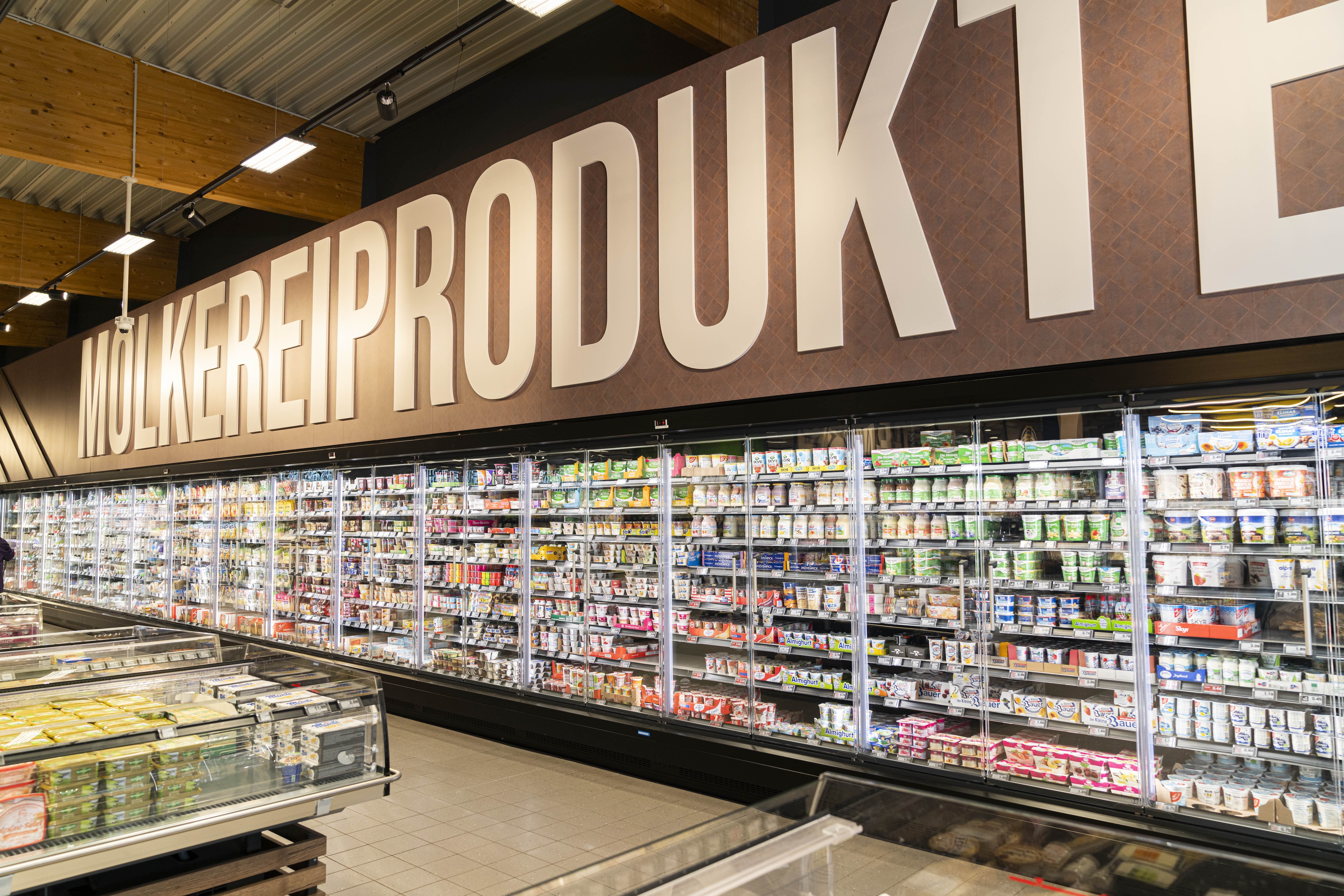 Kühlschränke mit Molkereiprodukten.