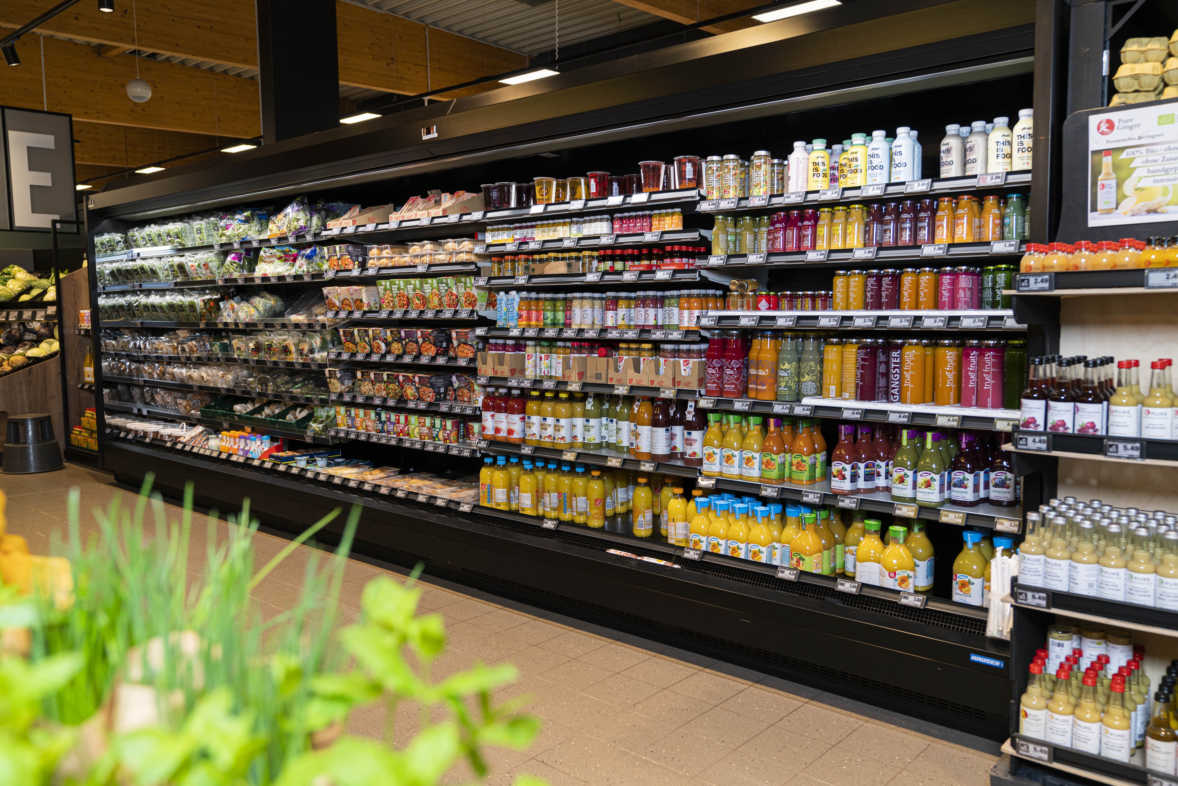 Offenes Kühlregal für Salate und Smoothies.