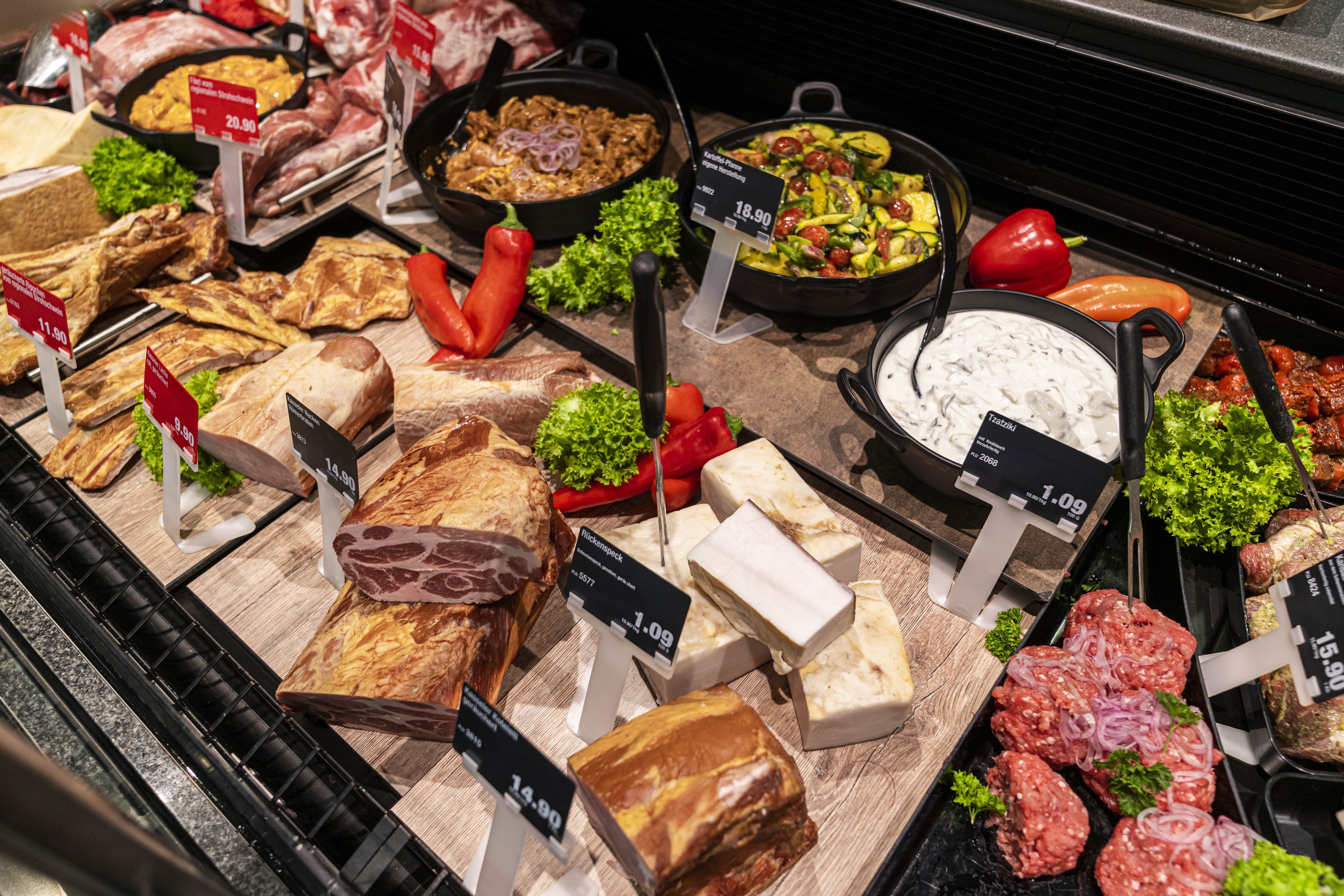 Große Stücke Schinken und Salate in der Frischetheke.