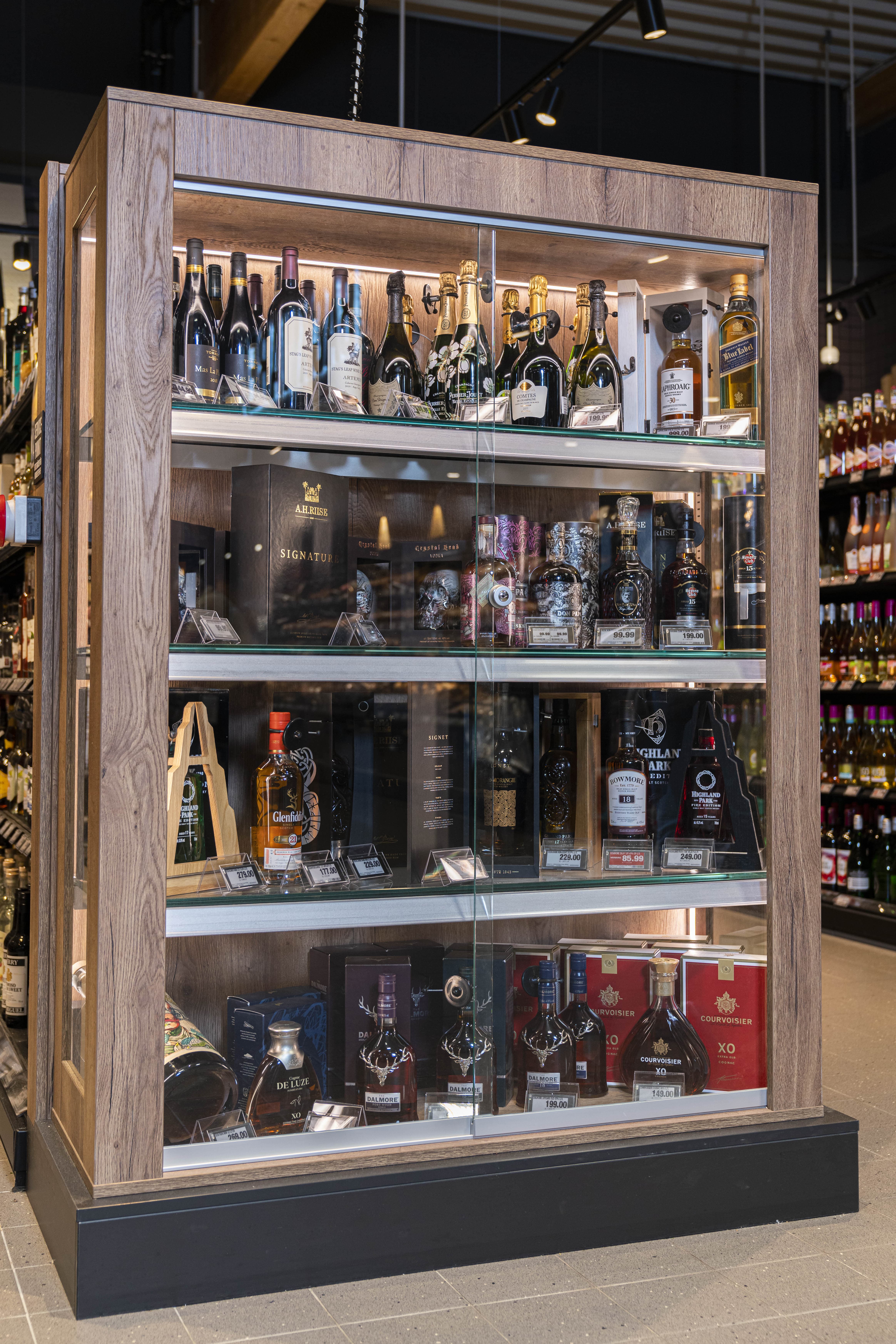 Abschließbare Glasvitrine mit Spirituosen.