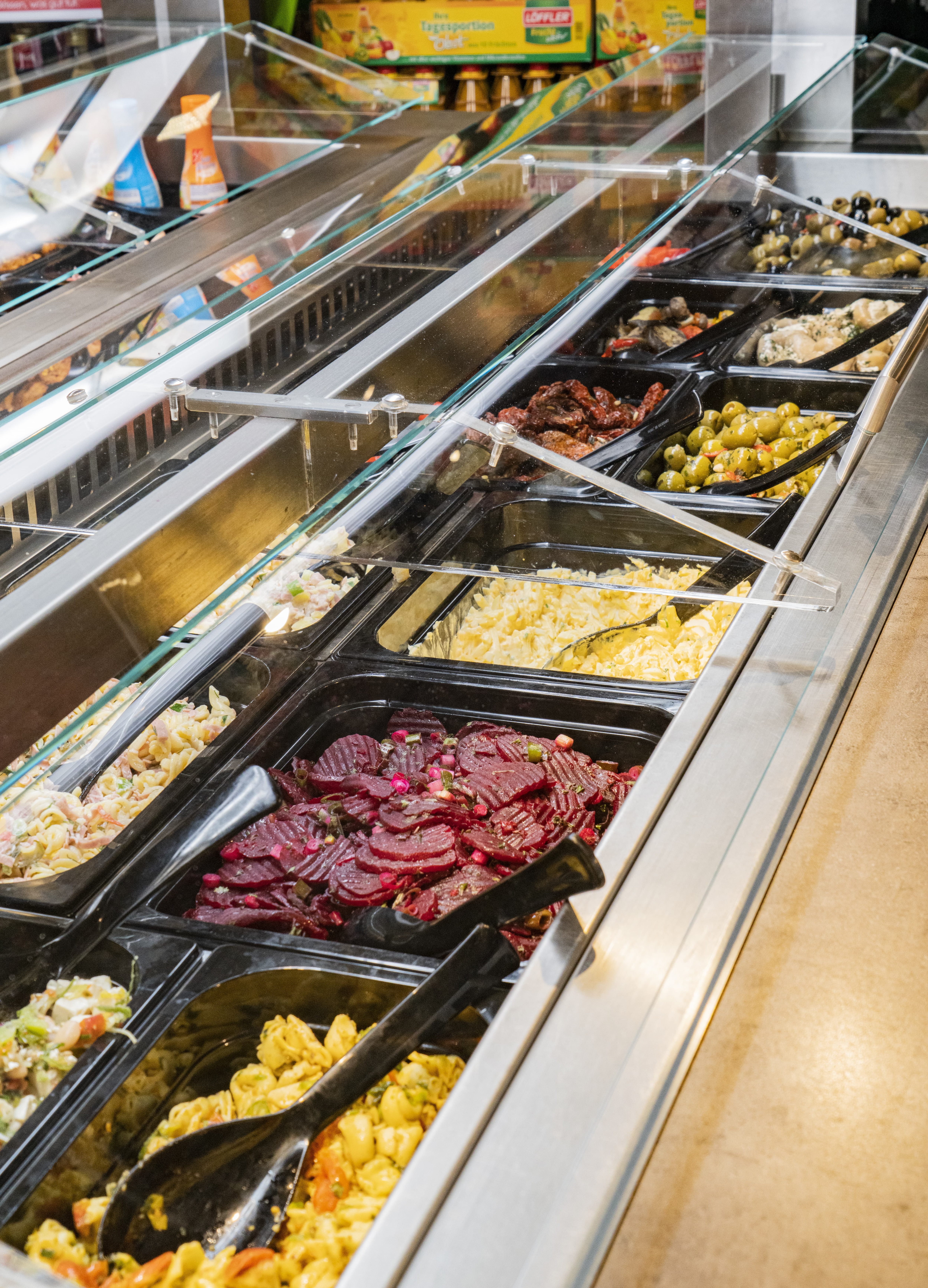 Salate und Antipasti zur Selbstbedienung.