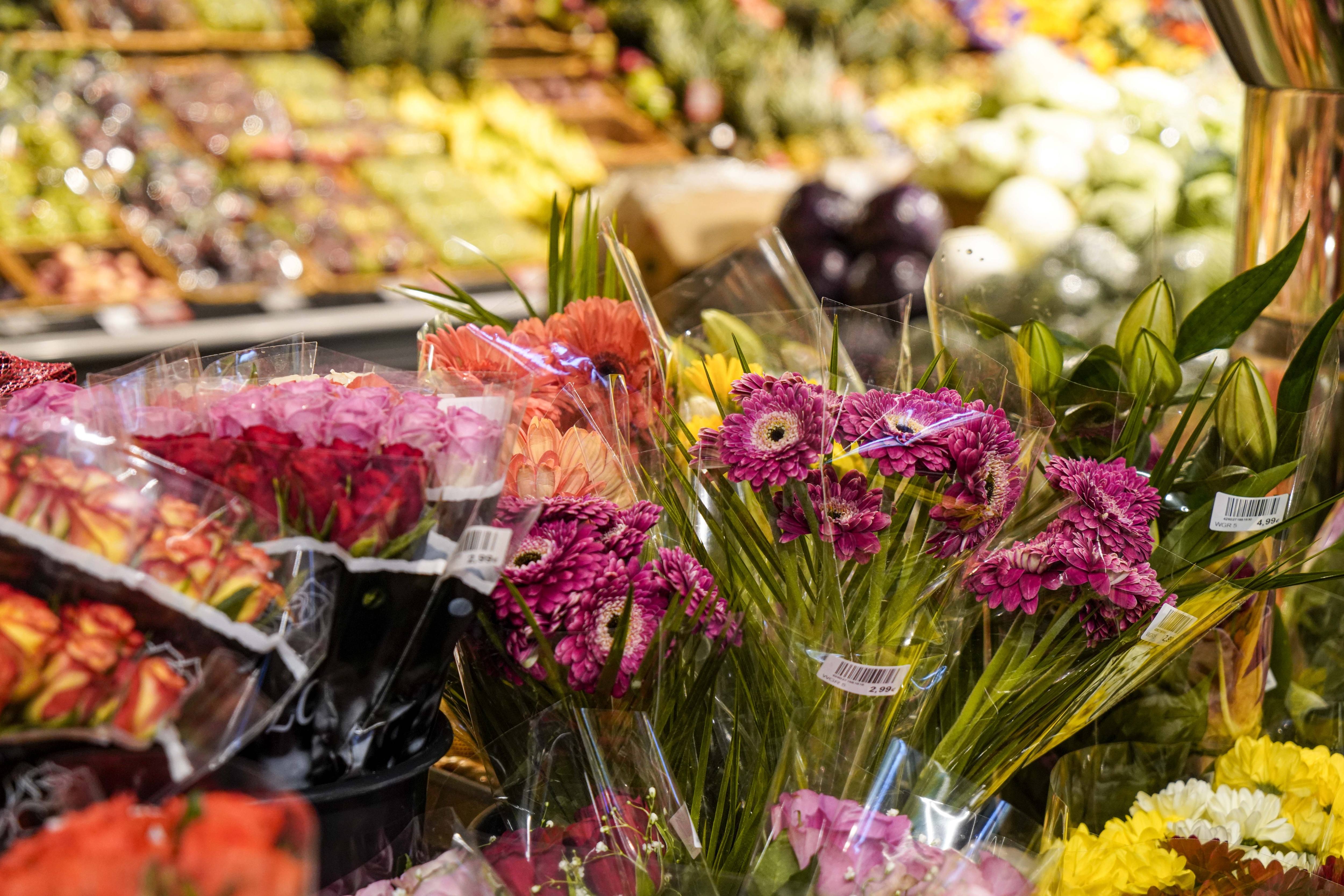 In Klarsichtfolie verpackte Blumensträuße in verschiedenen Farben.