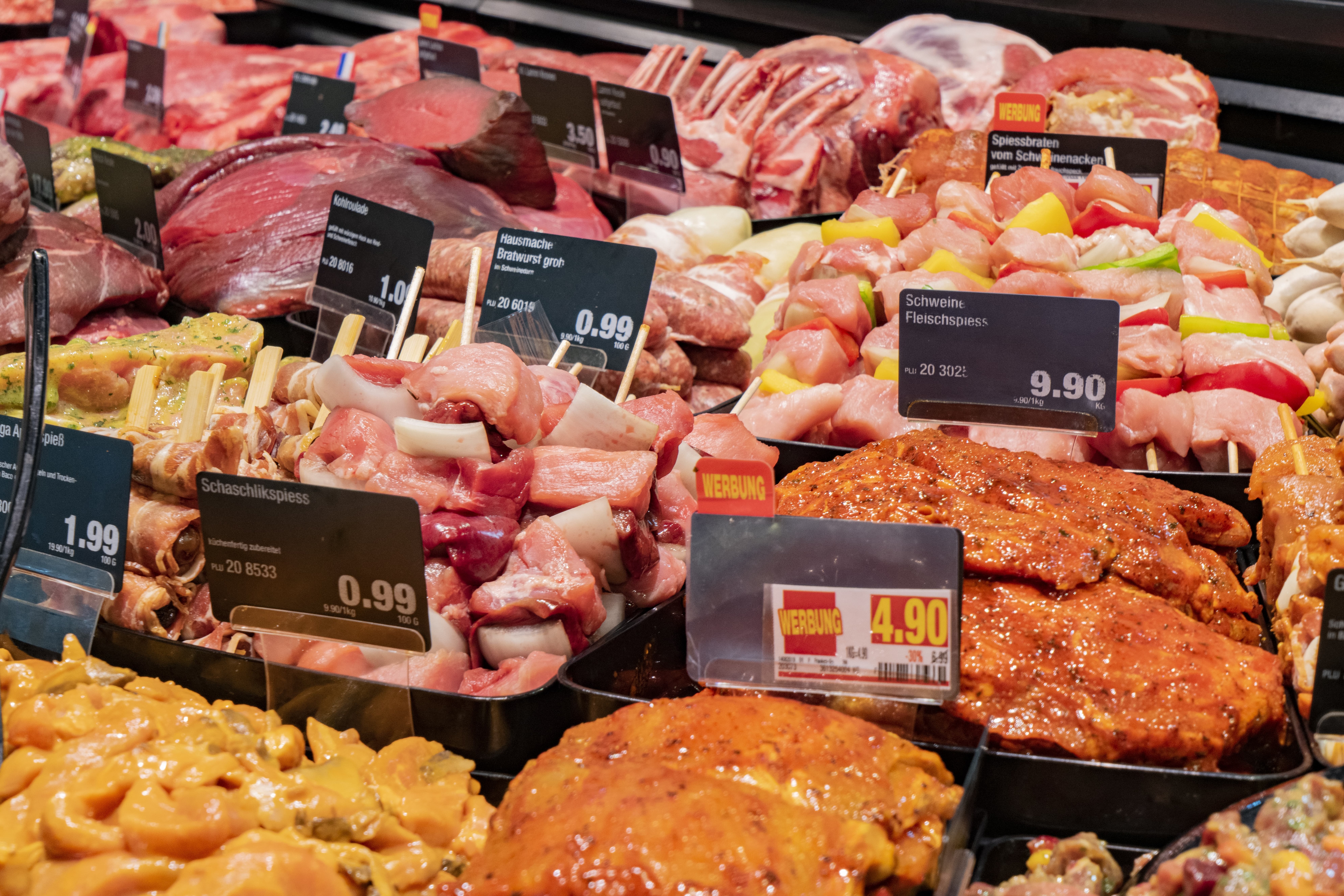 Frischetheke mit Schaschlik und mariniertem Fleisch.