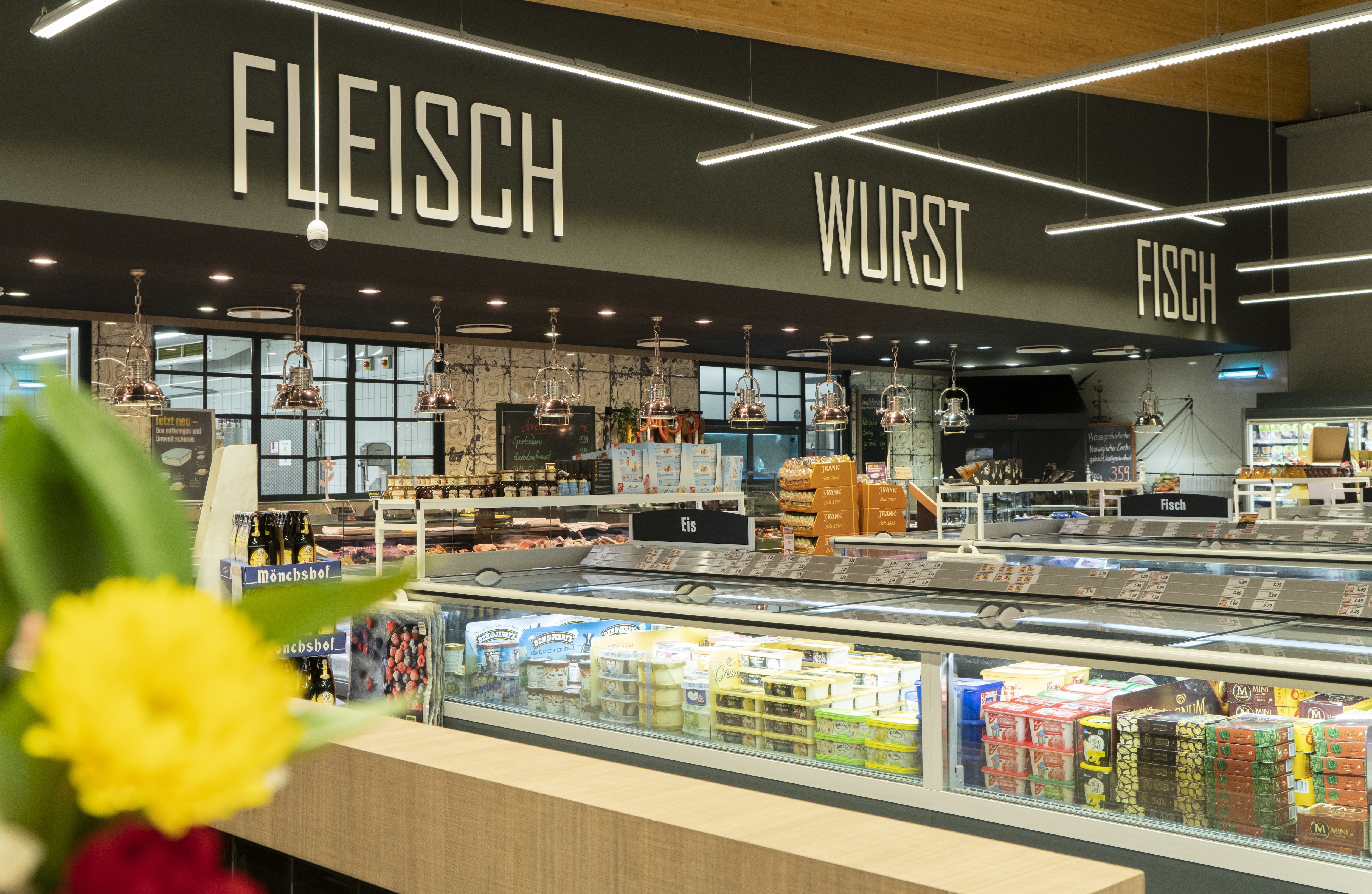 Über der Frischetheke steht Fleisch, Wurst, Fisch. Davor ist eine Tiefkühltruhe.