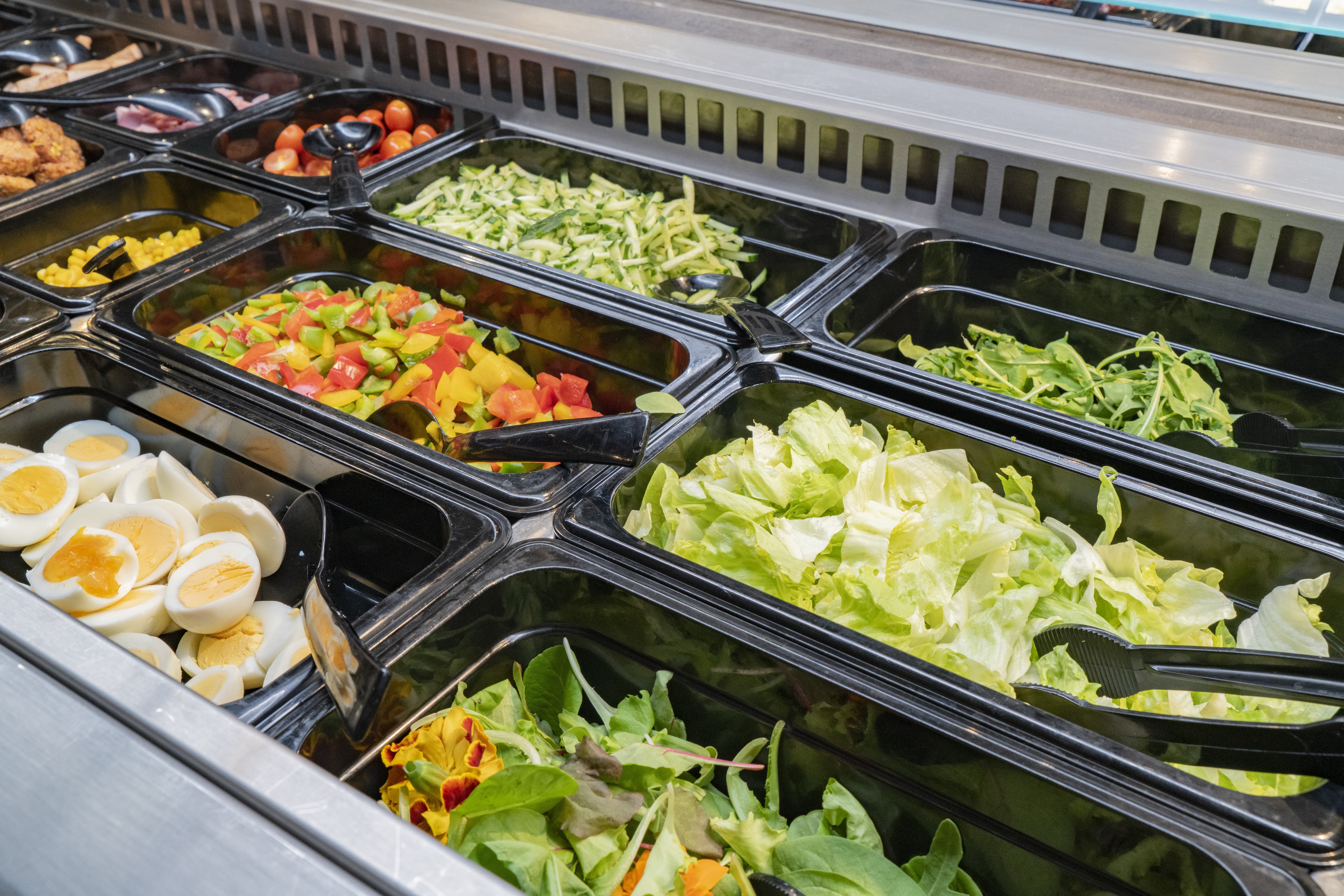 Salatbar zur Selbstbedienung.
