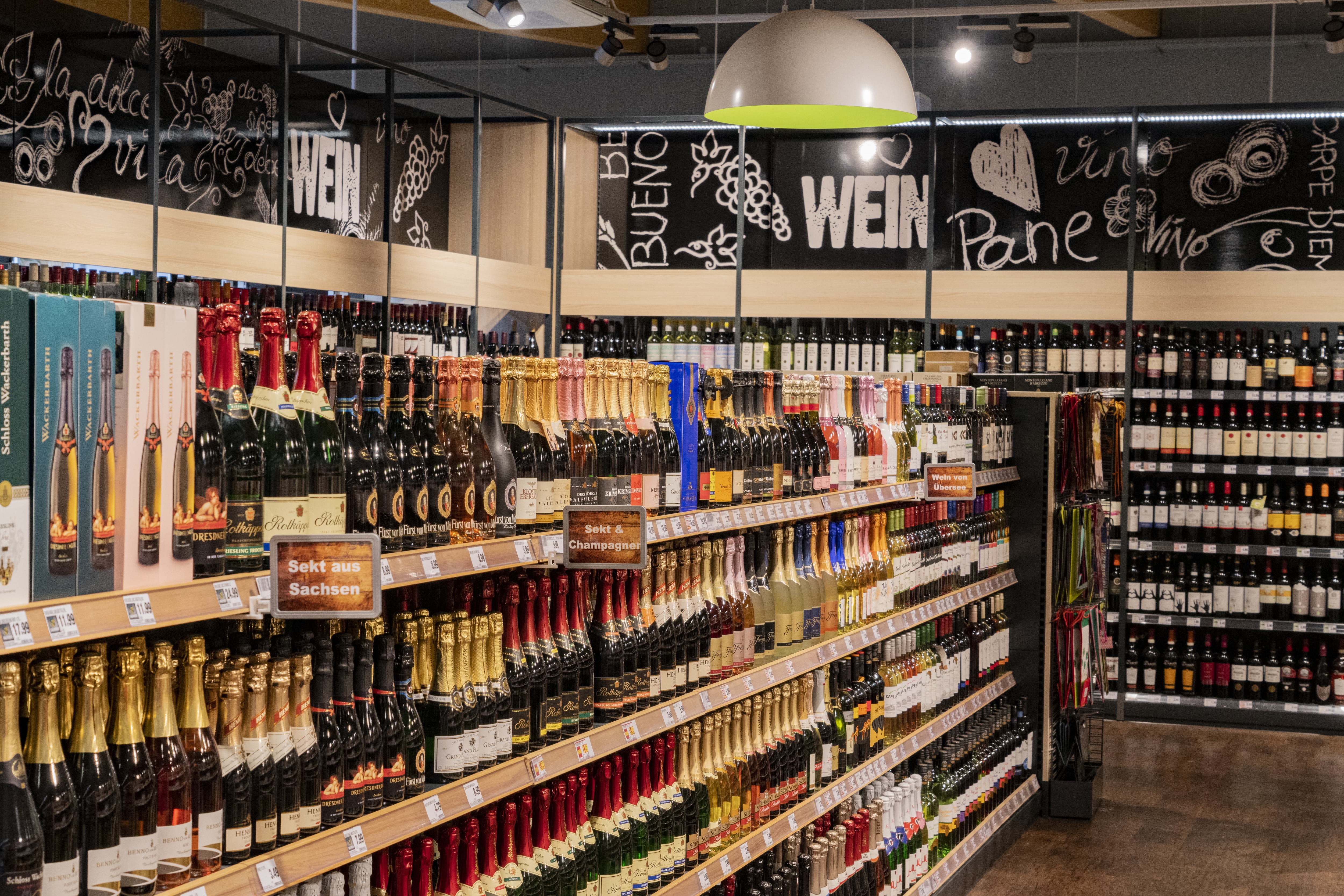 Sektregal in der Weinabteilung.