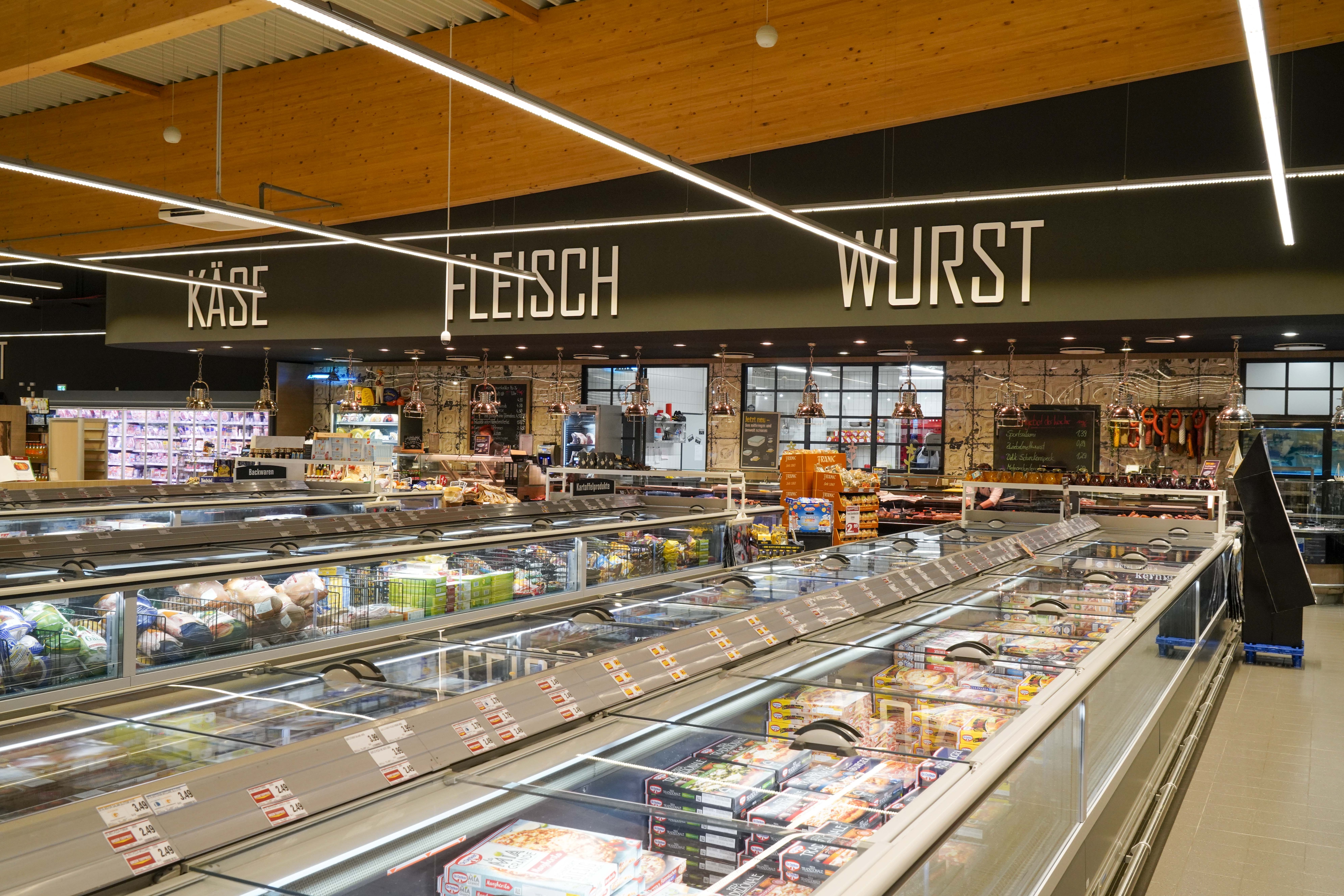 Lange Tiefkühltruhen stehen quer zur Frischetheke.