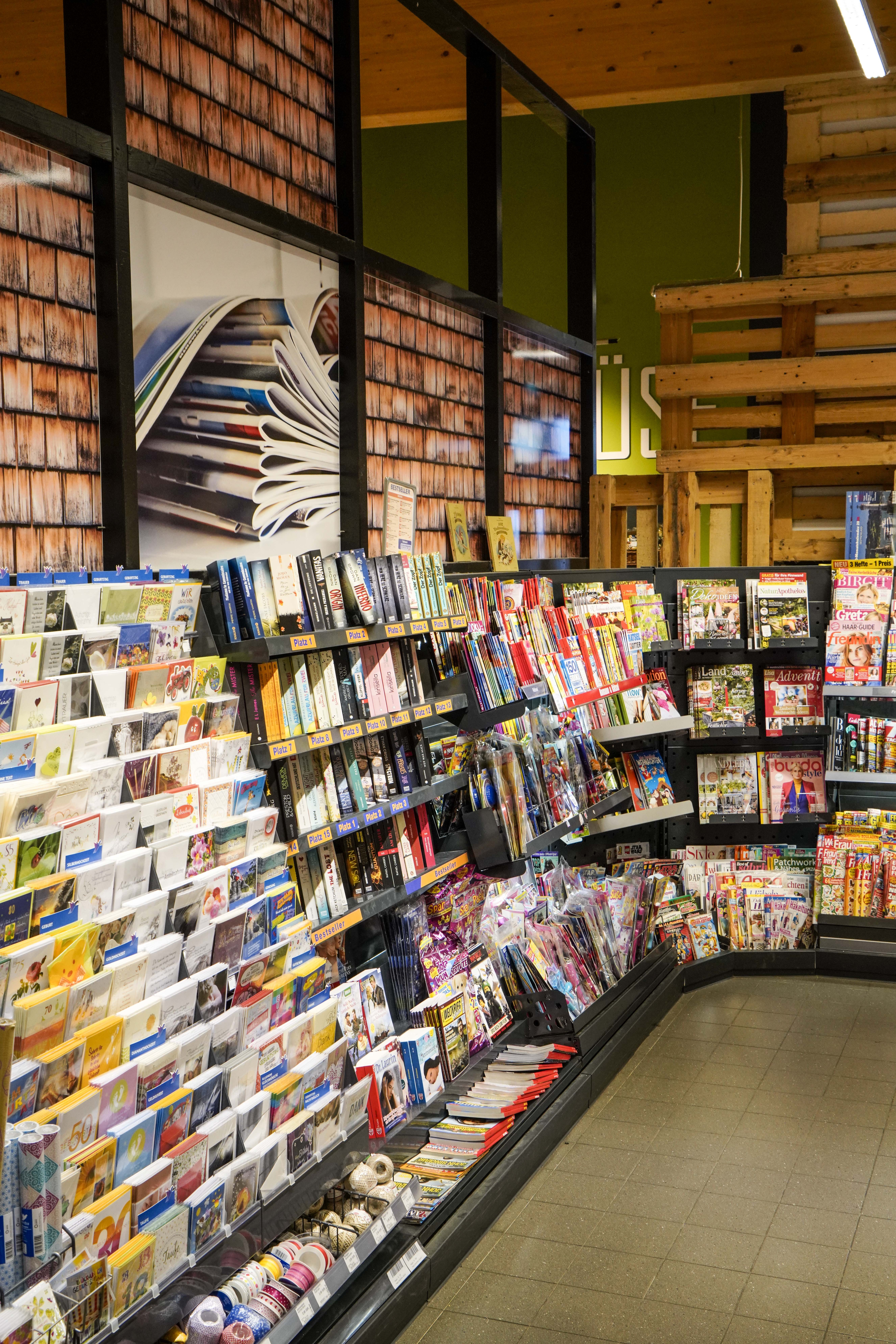 Zeitschriftenregal im EDEKA-Markt.