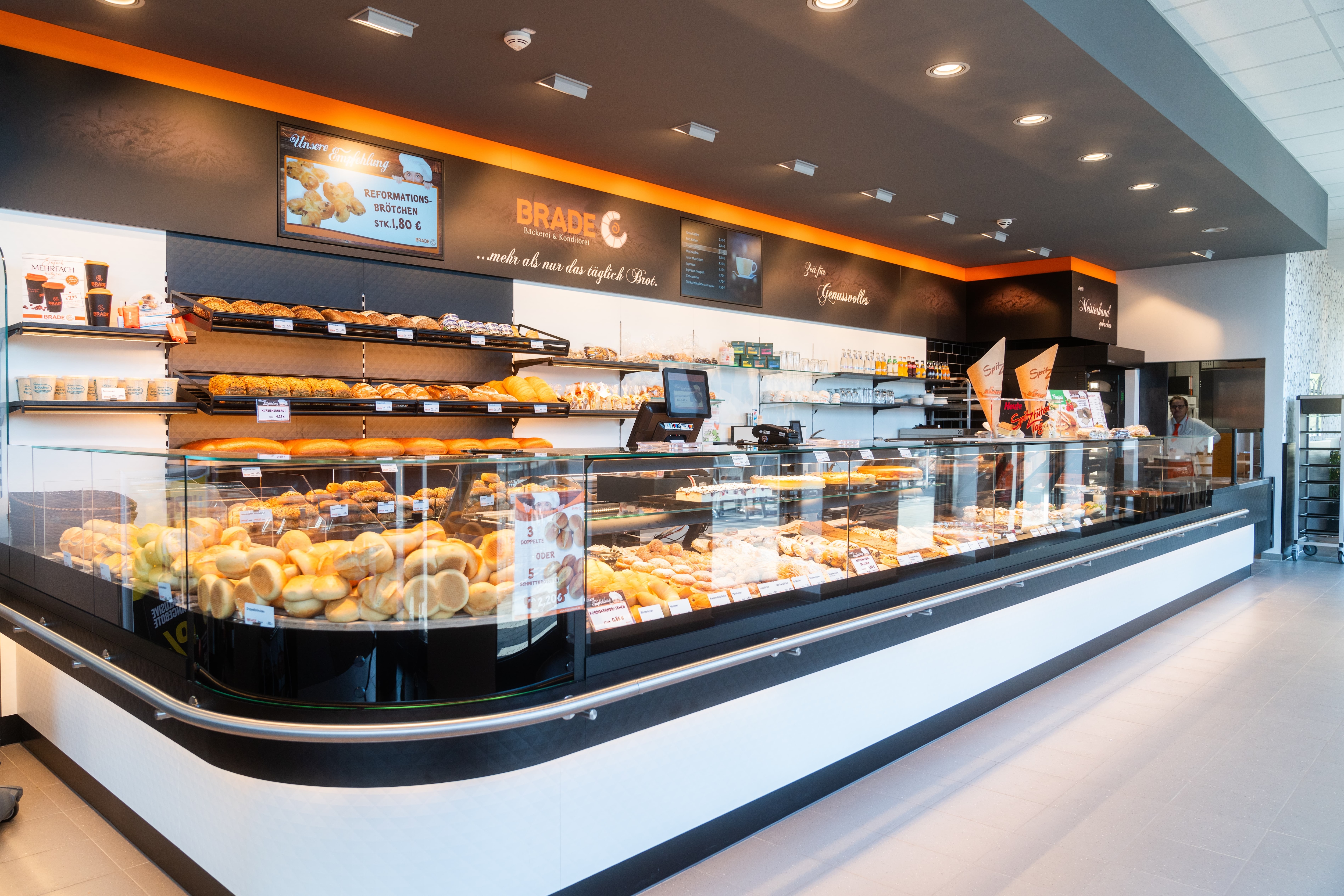 Tresen der Bäckerei mit Brot, Brötchen und Süßgebäck.