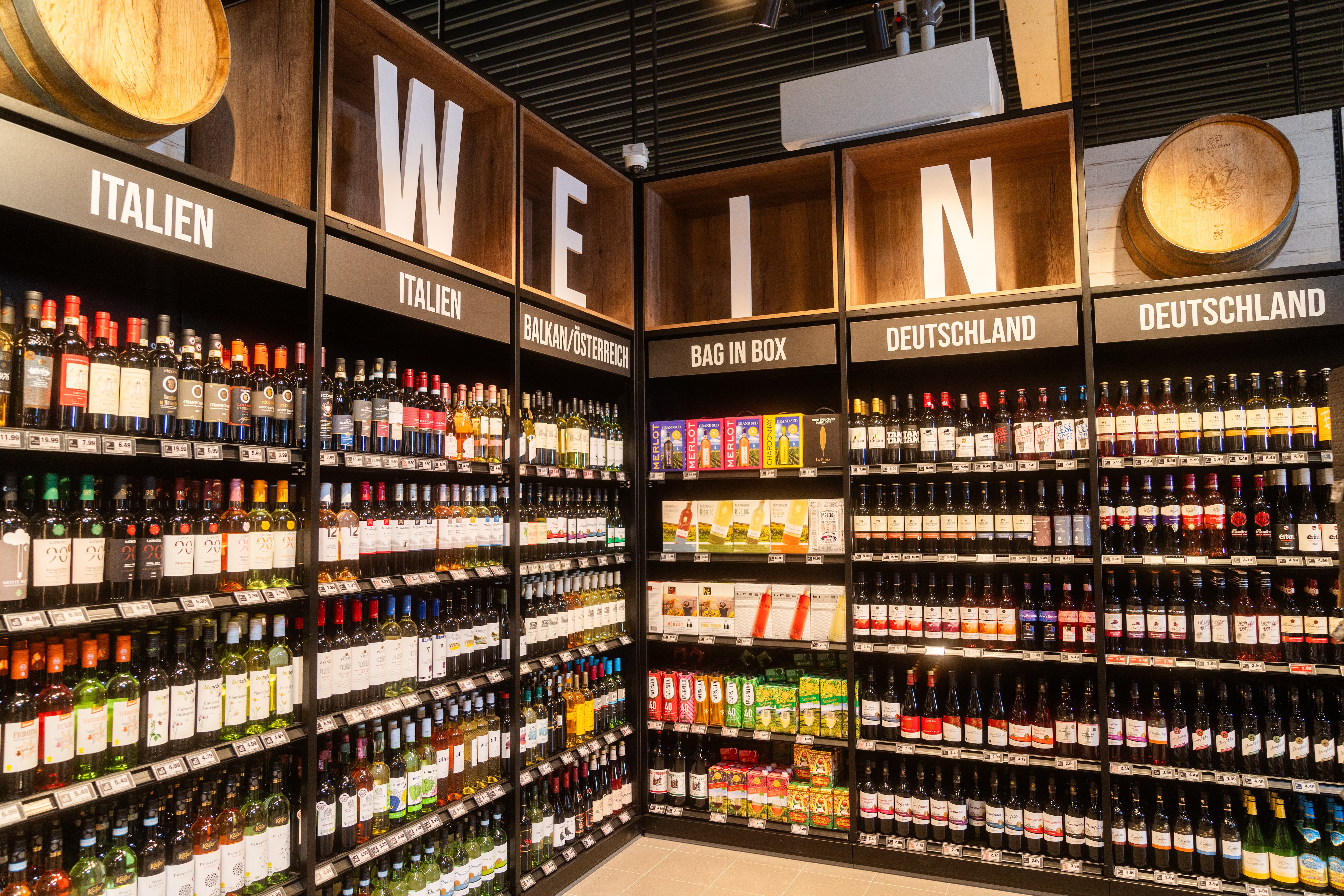 Regale für Weine aus Italien, Balkan/Österreich und Deutschland sowie ein Regal für Bag in Box-Weine.