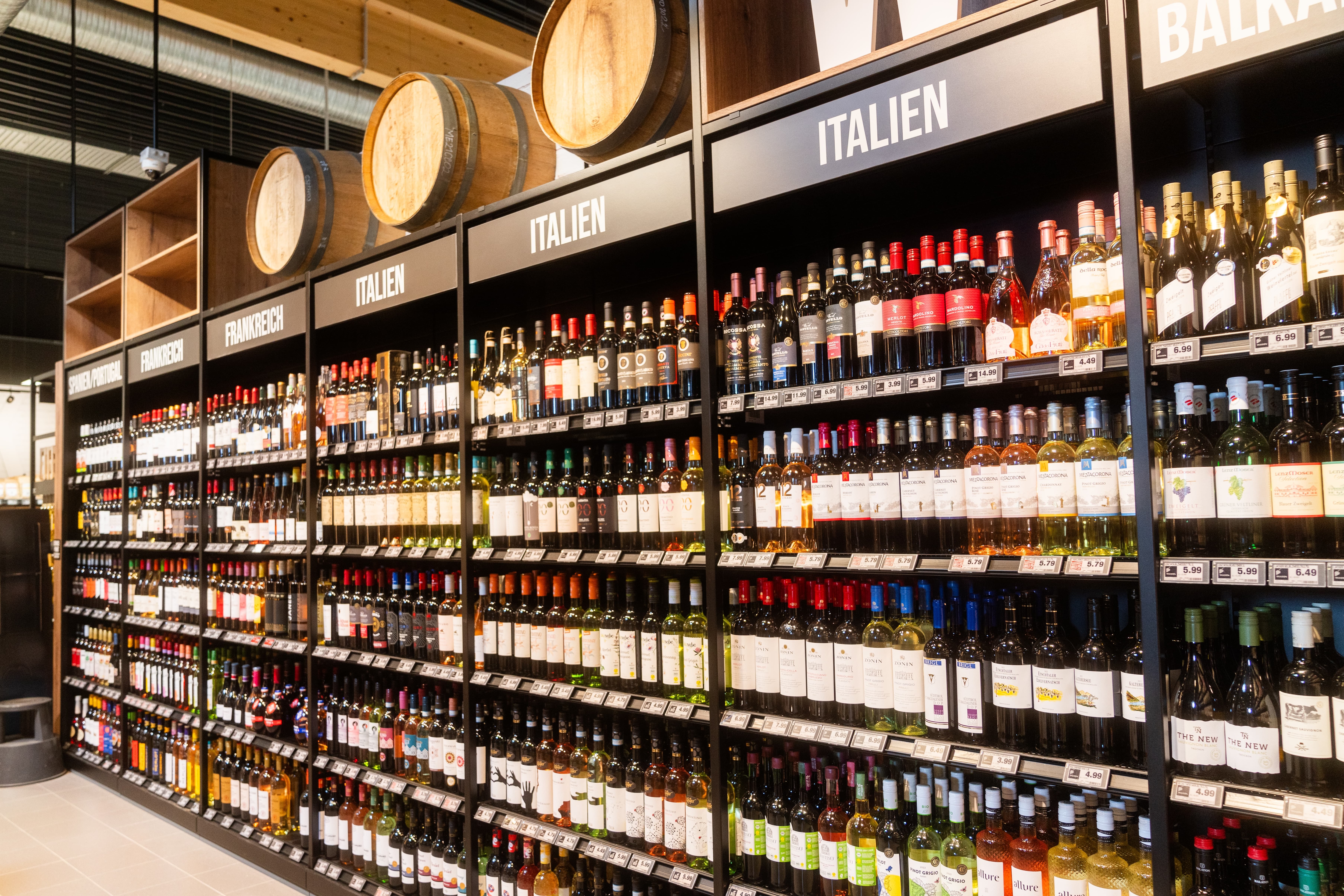 Regal für Weine aus Frankreich und Italien.