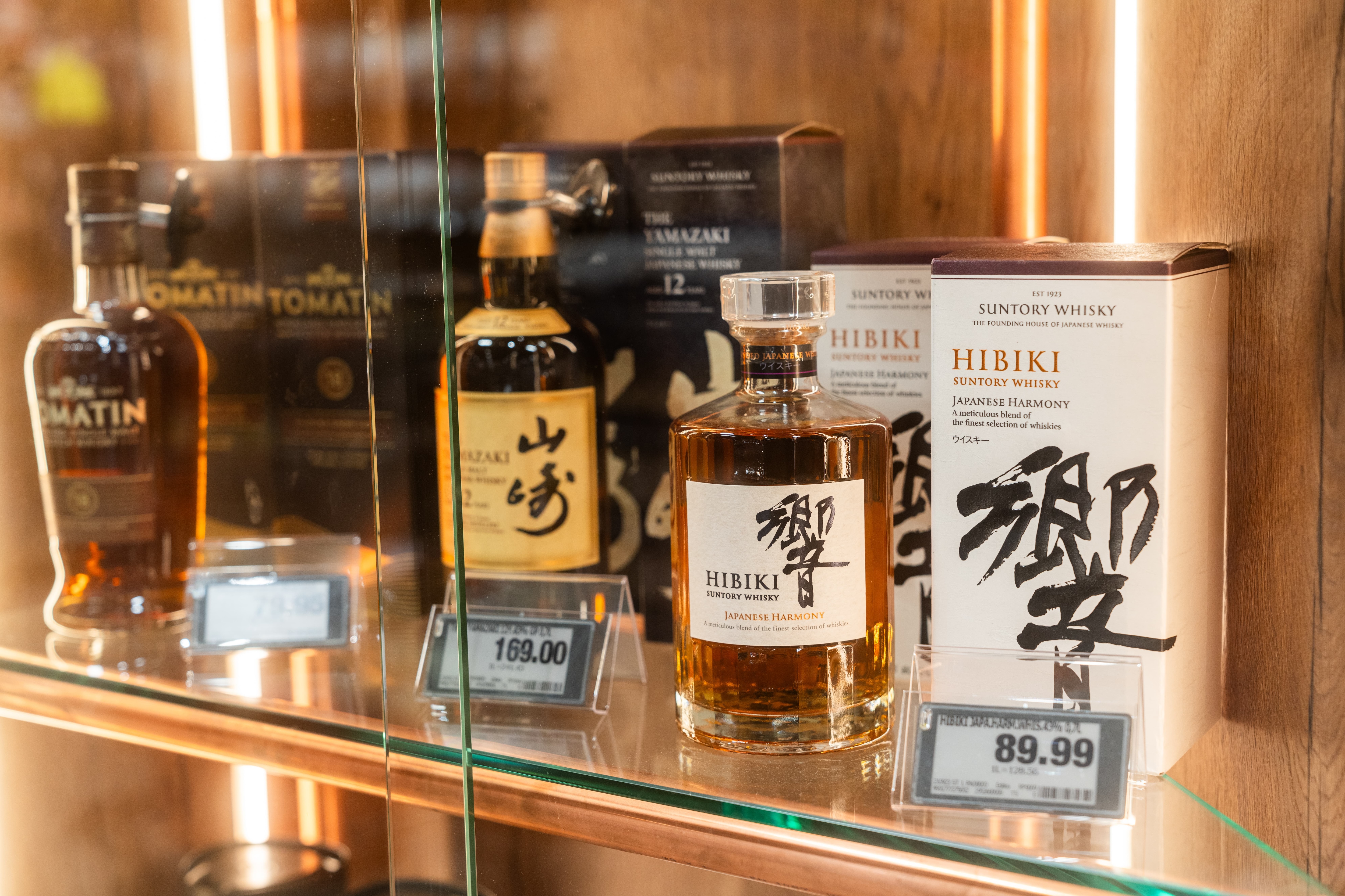In einer abschließbaren Vitrine stehen japanische Whiskys.