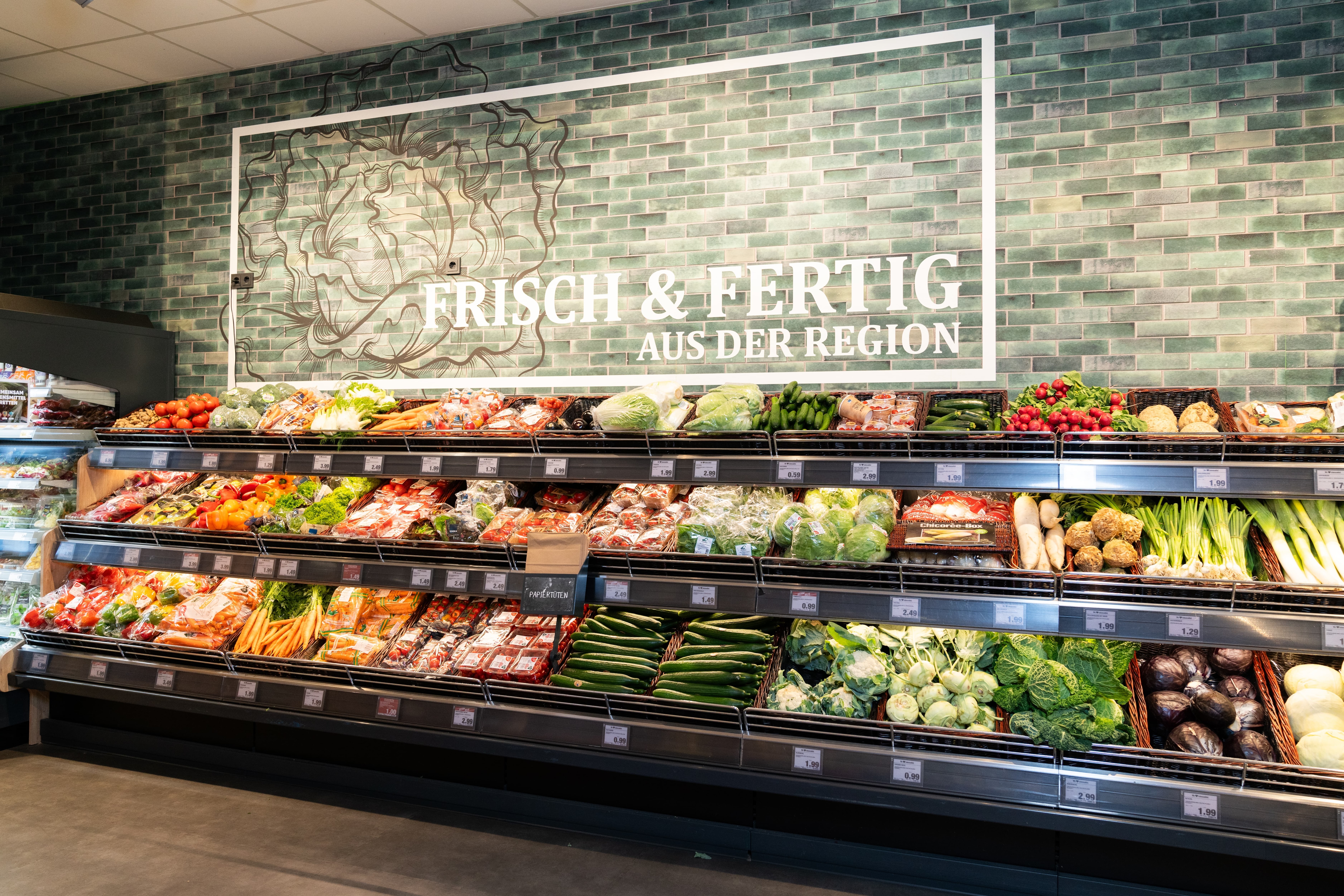 Über den Gemüseregalen steht frisch und fertig aus der Region.