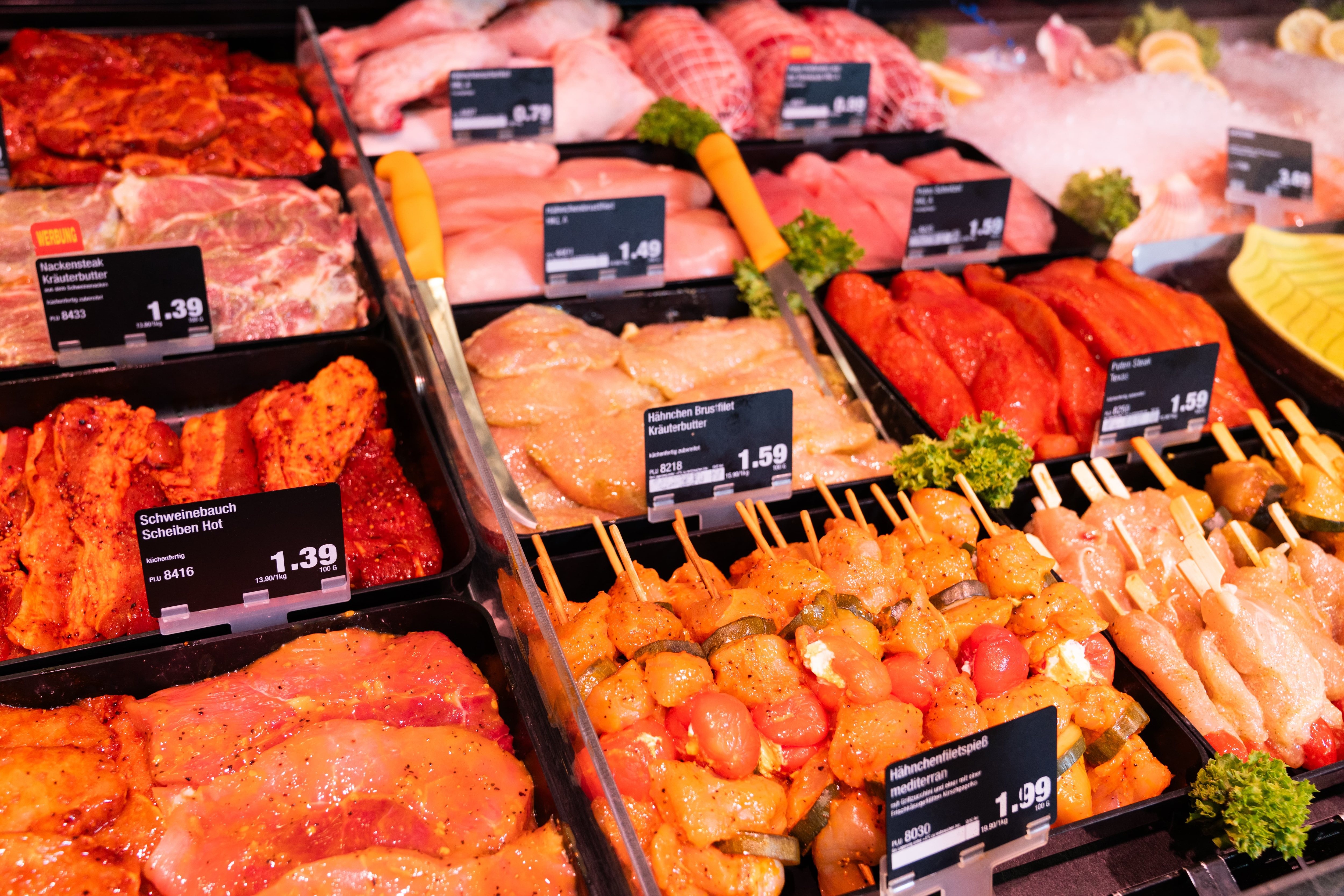 Marinierte Stücke Fleisch und Spieße.