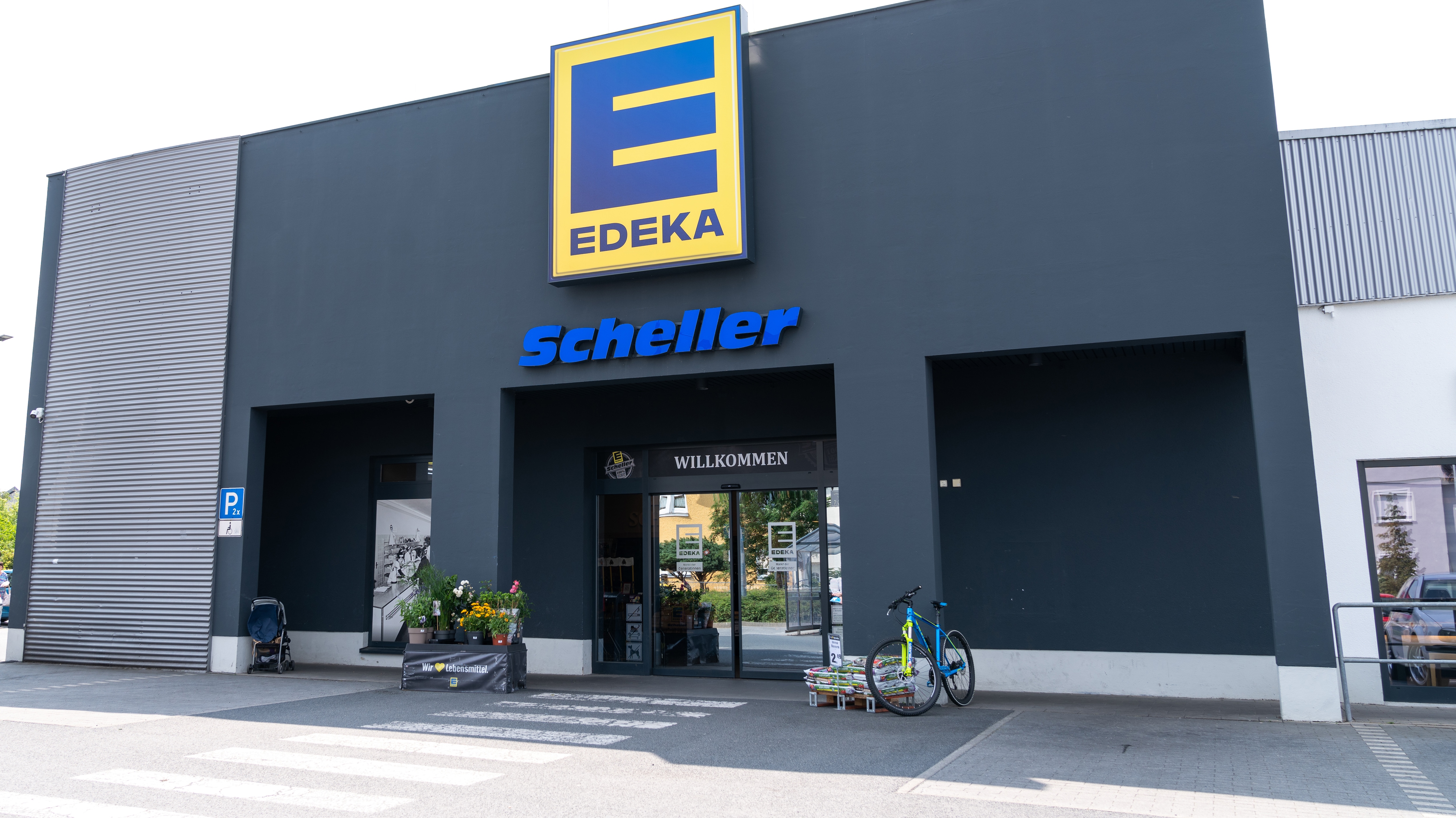 Eingangsbereich von EDEKA Scheller von außen.
