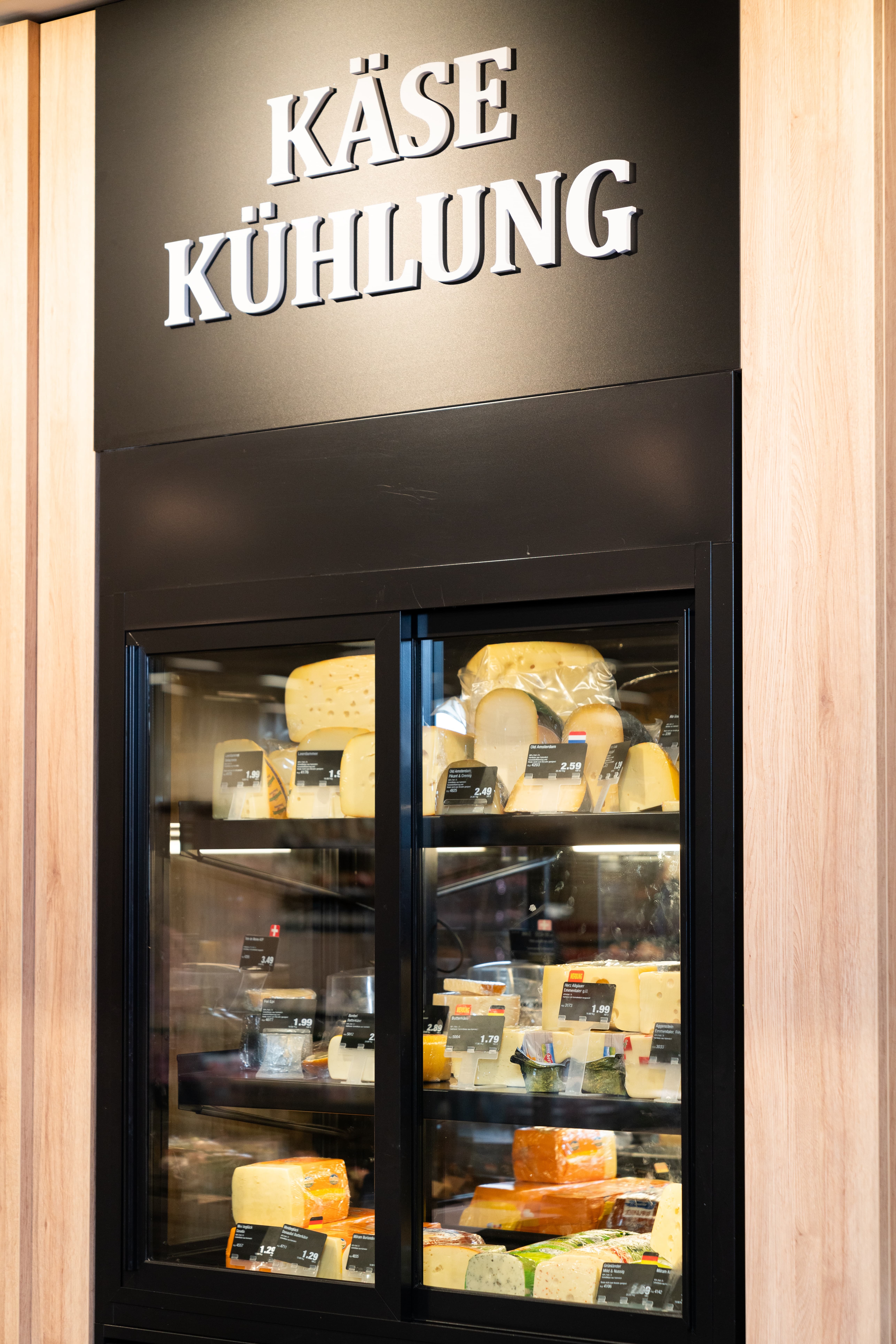 Kühlschrank mit Glastür für Käse.