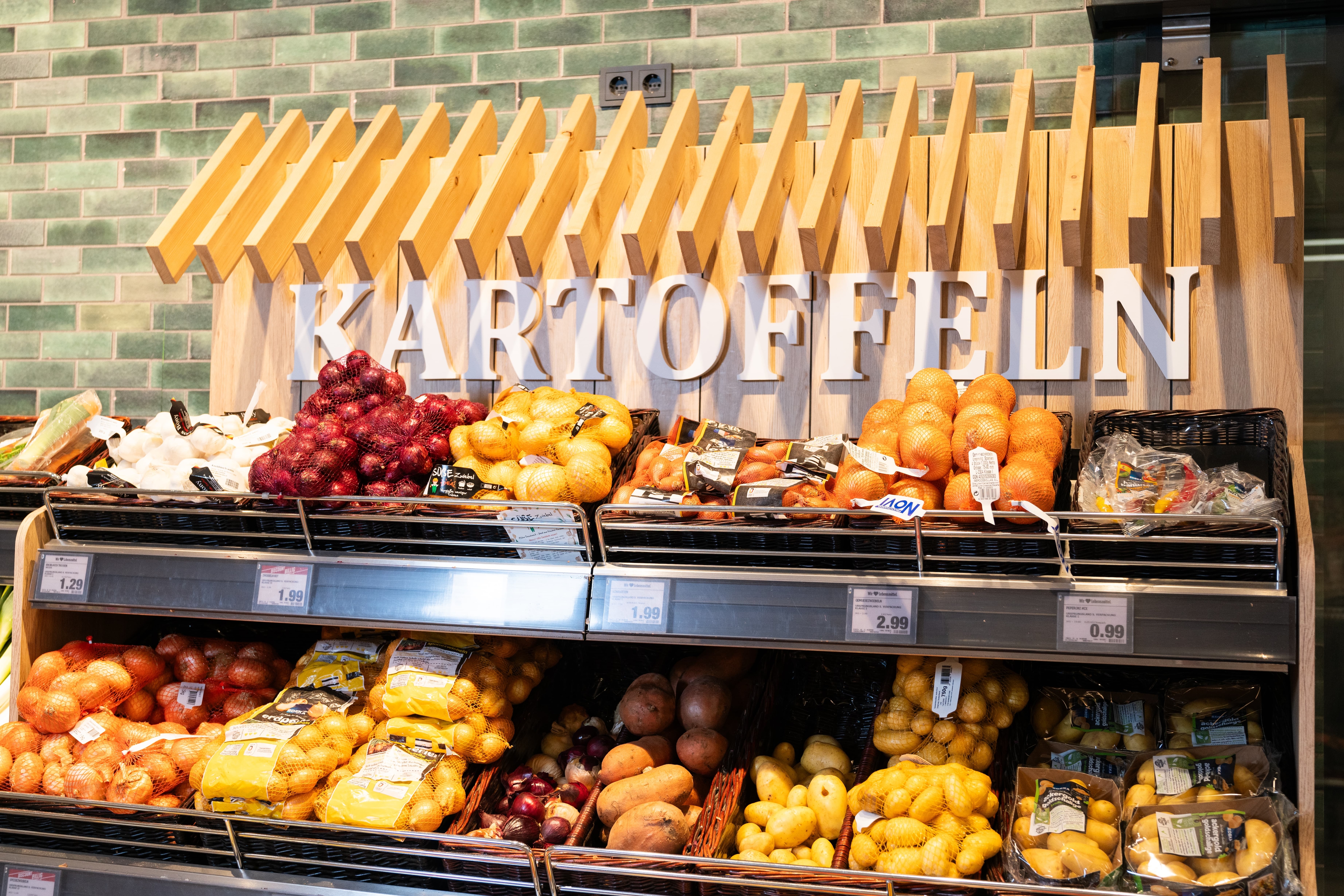 Regal für Kartoffeln und Zwiebeln.