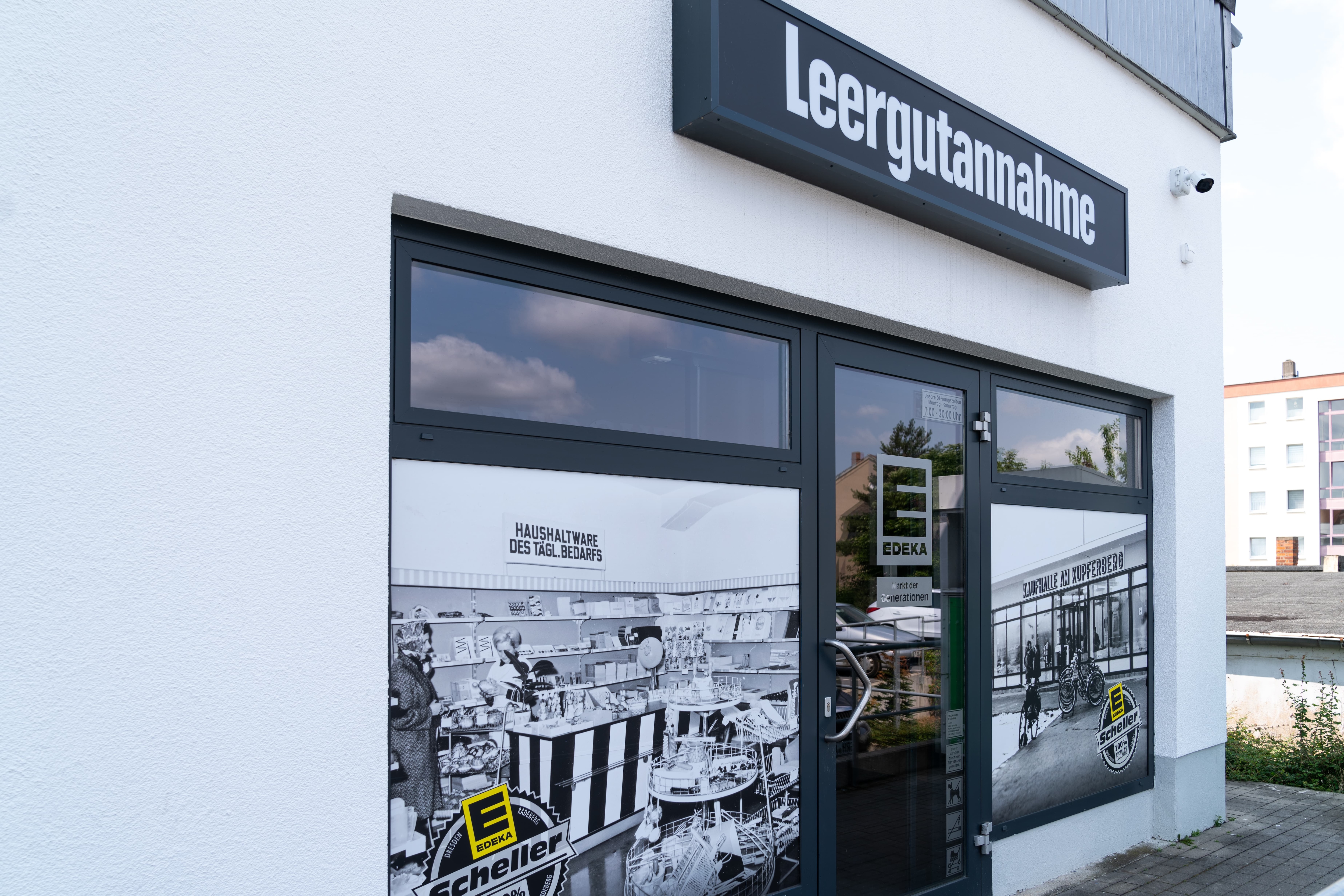 Tür mit Schild darüber: Leergutannahme.