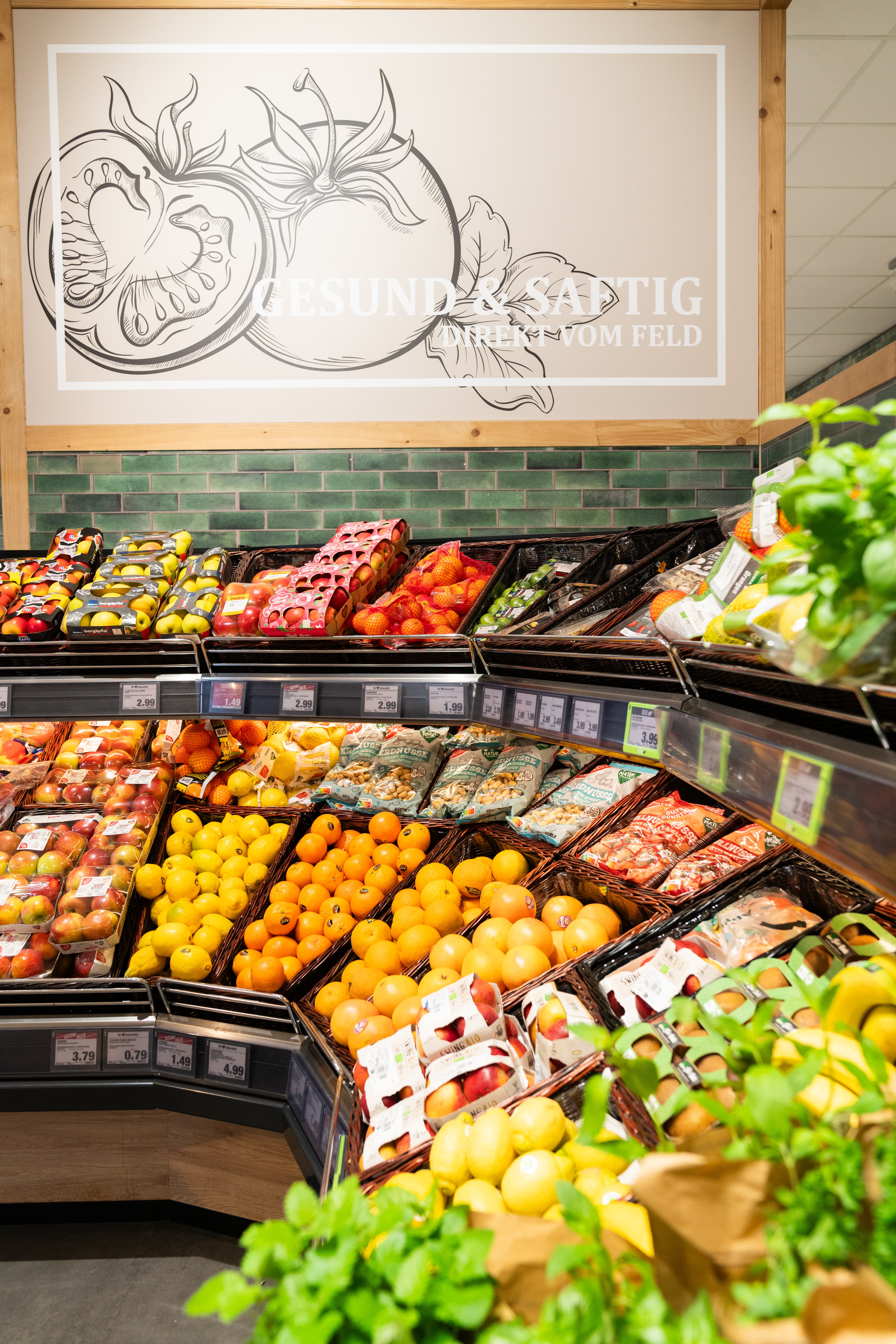 „Gesund und saftig direkt vom Feld“ steht über den Obstregalen.