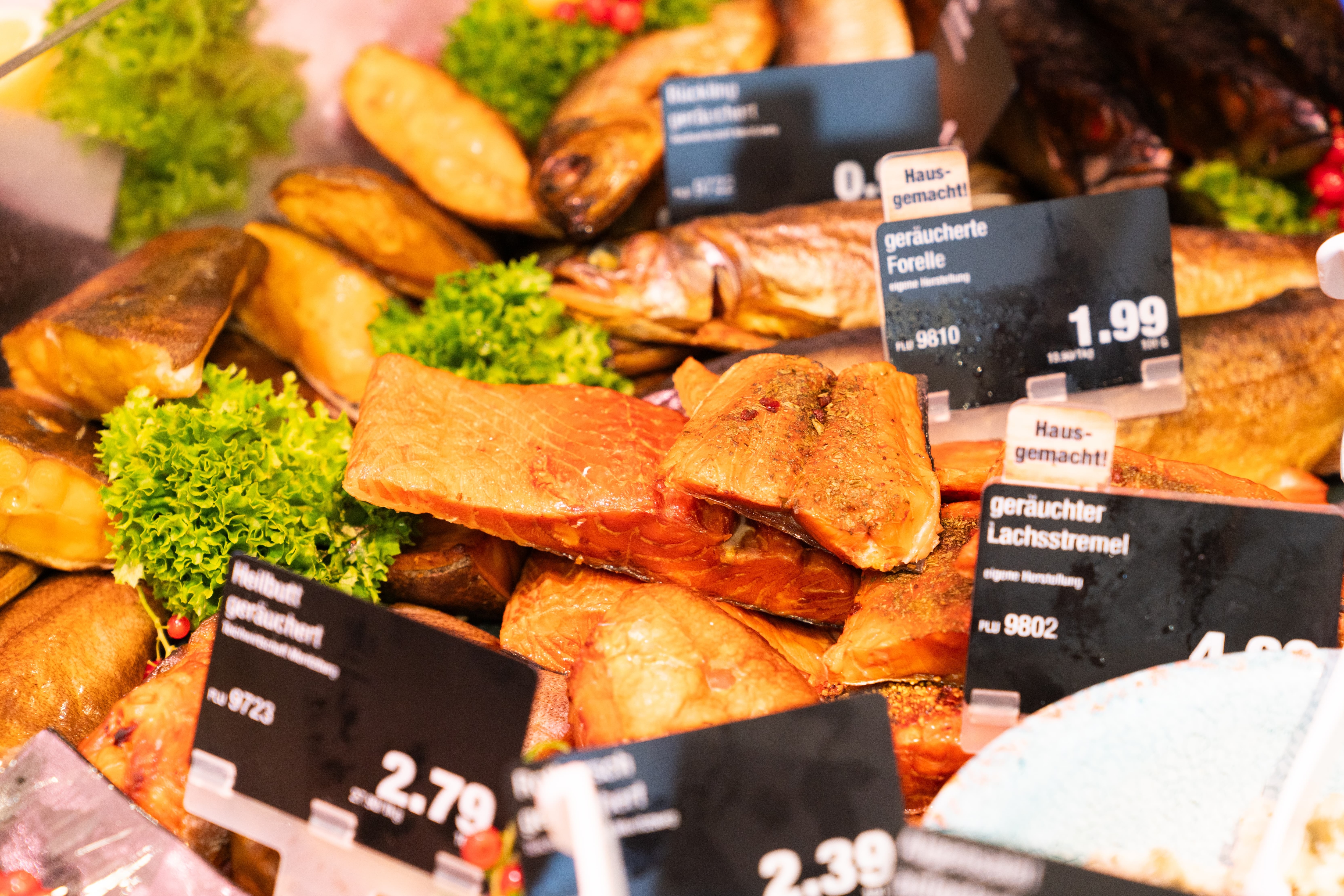 Räucherfisch mit Preisschildern.