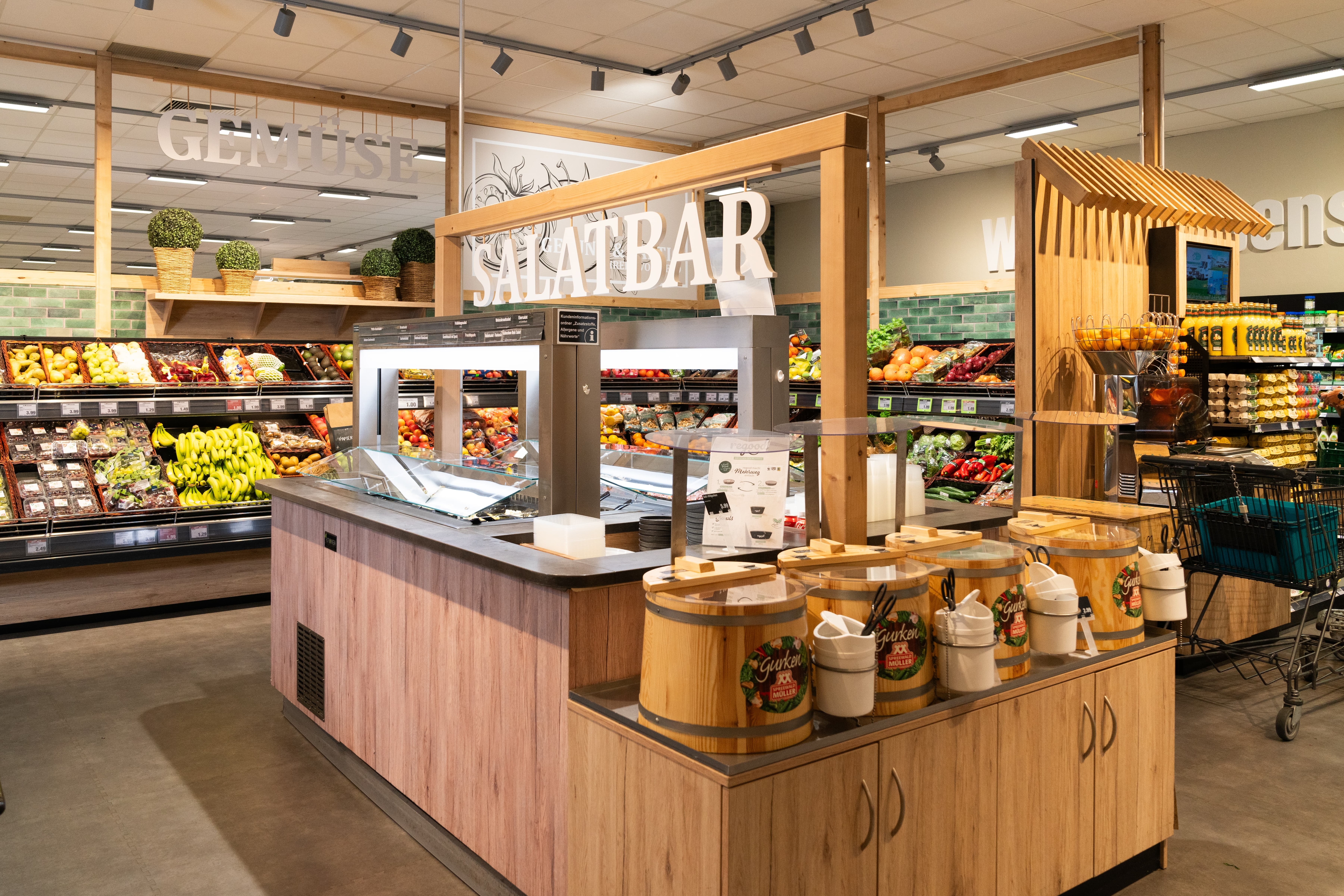 Salatbar steht offen im Raum der Gemüse- und Obstabteilung.