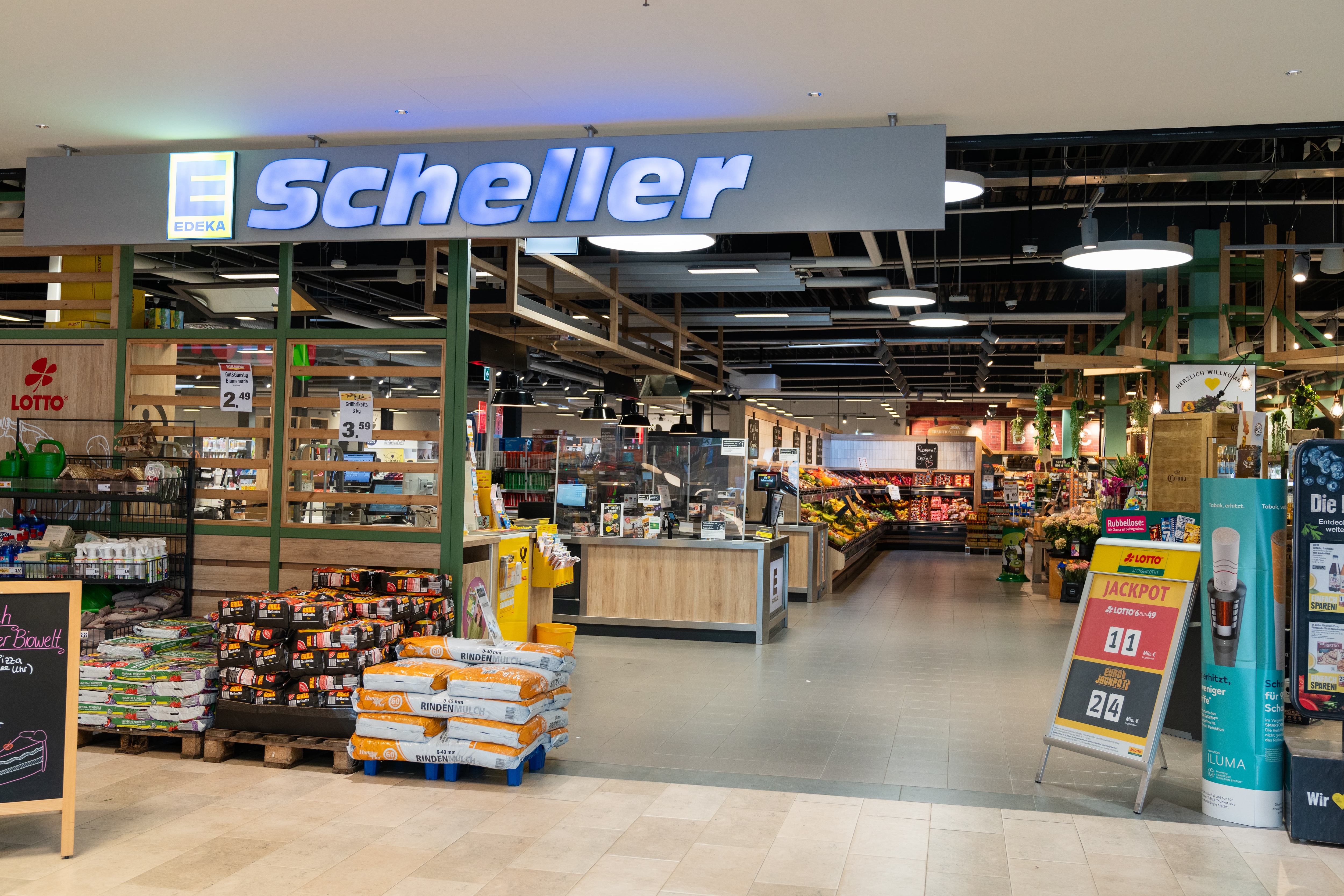 Eingangsbereich im Inneren von EDEKA Scheller.