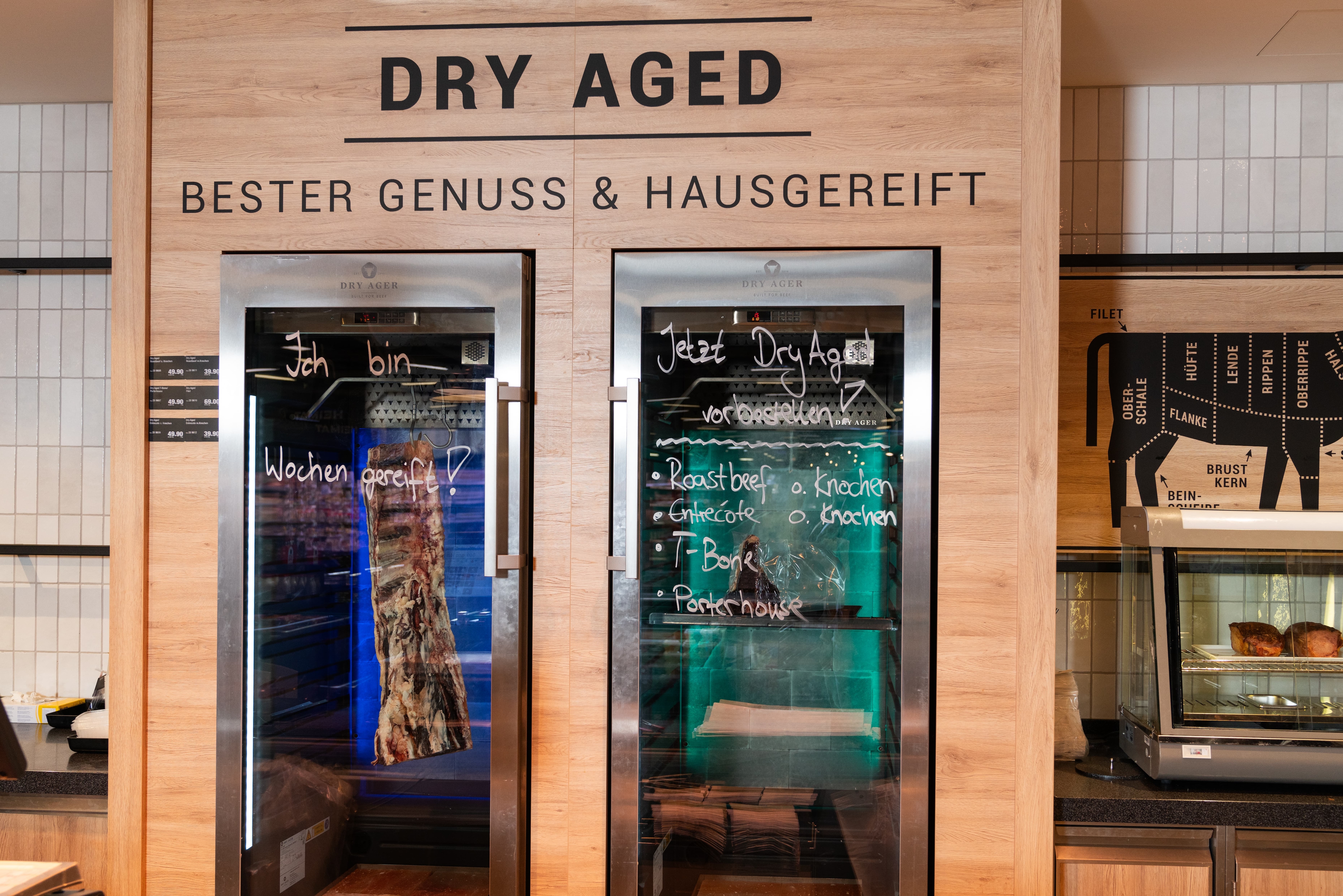 Fleischreifeschrank mit zwei durchsichtigen Türen. Darüber steht: dry aged, bester Genuss und hausgereift.