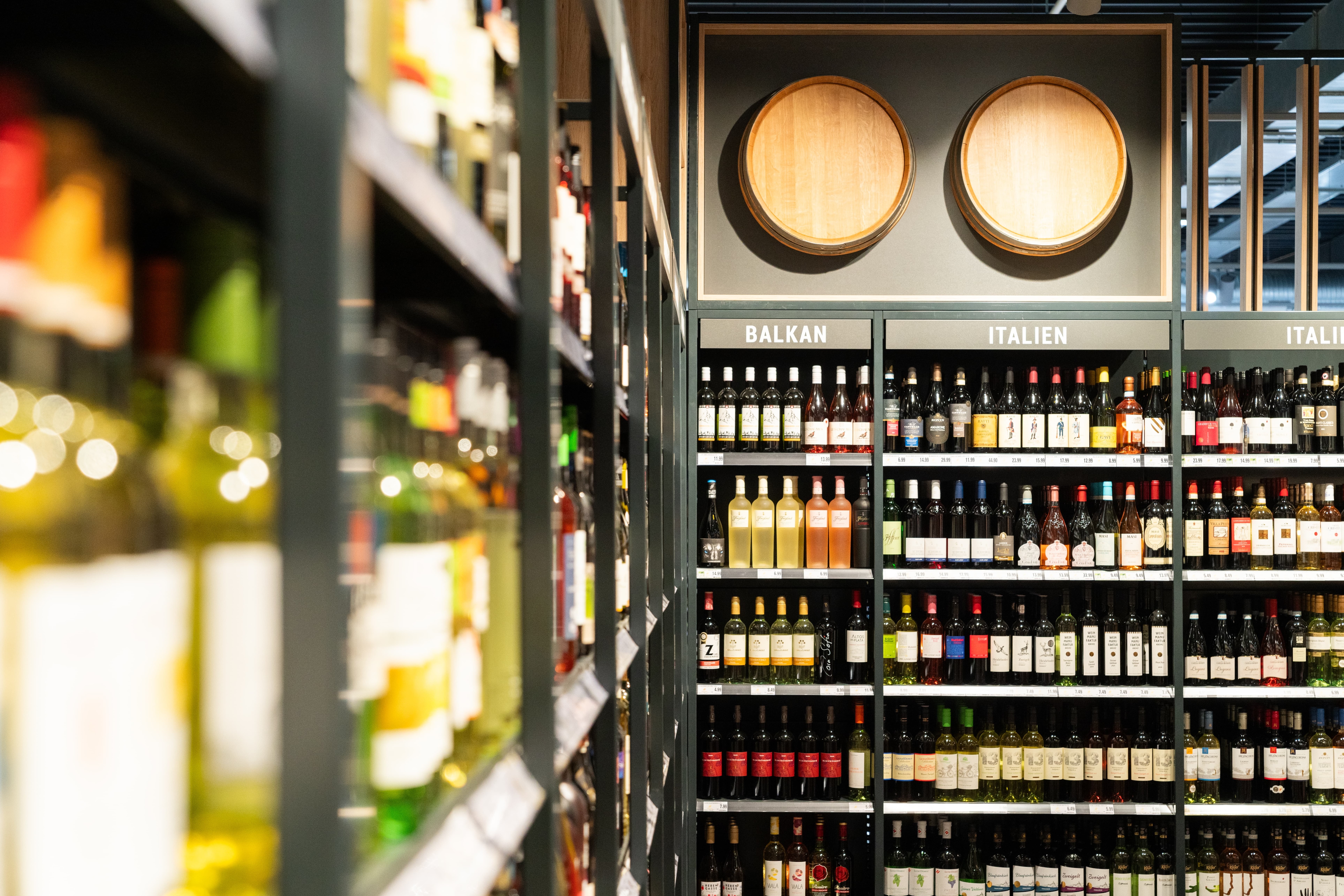 Über dem Weinregal steht Balkan und Italien.