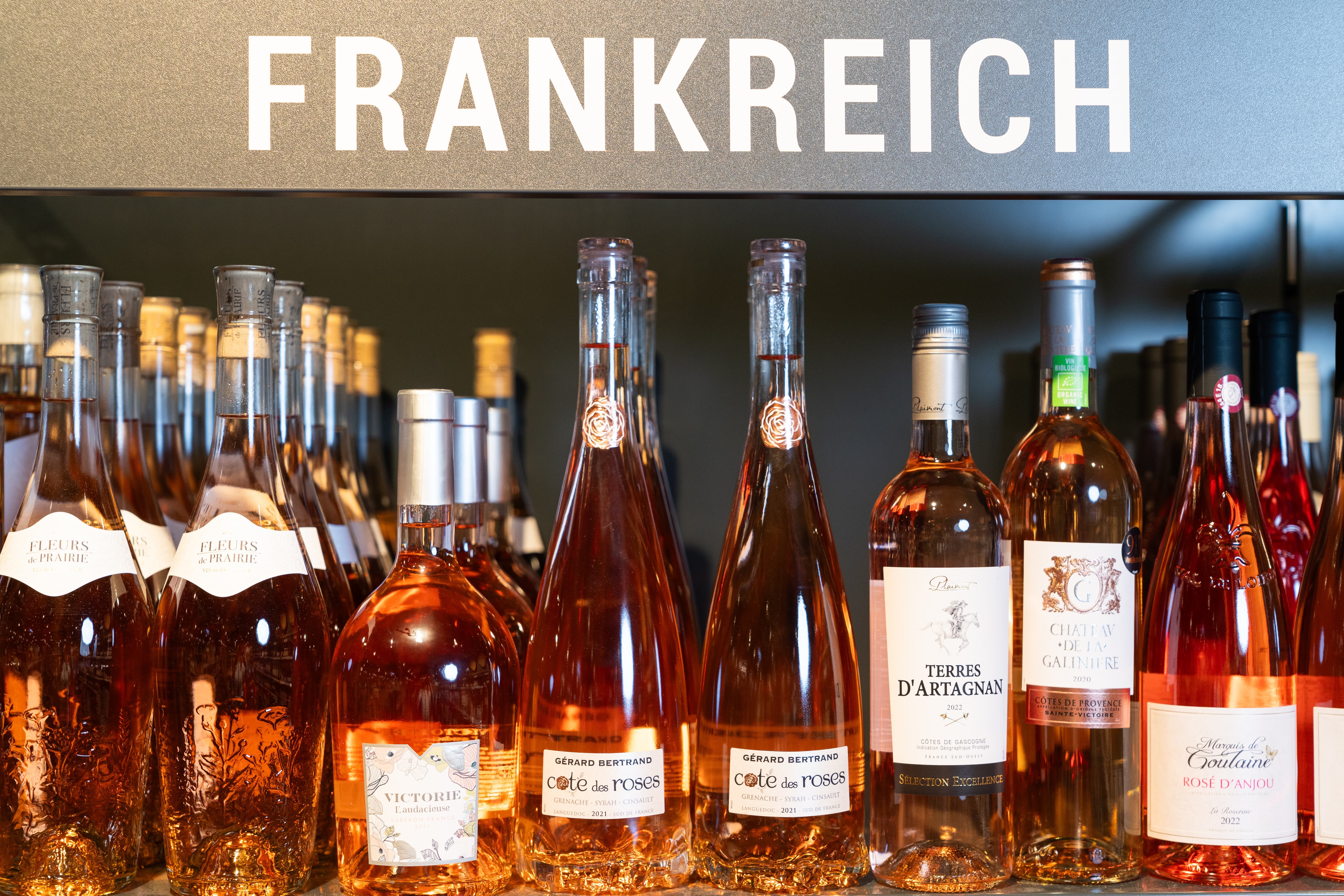 Über einem Regal mit Roséwein steht Frankreich.