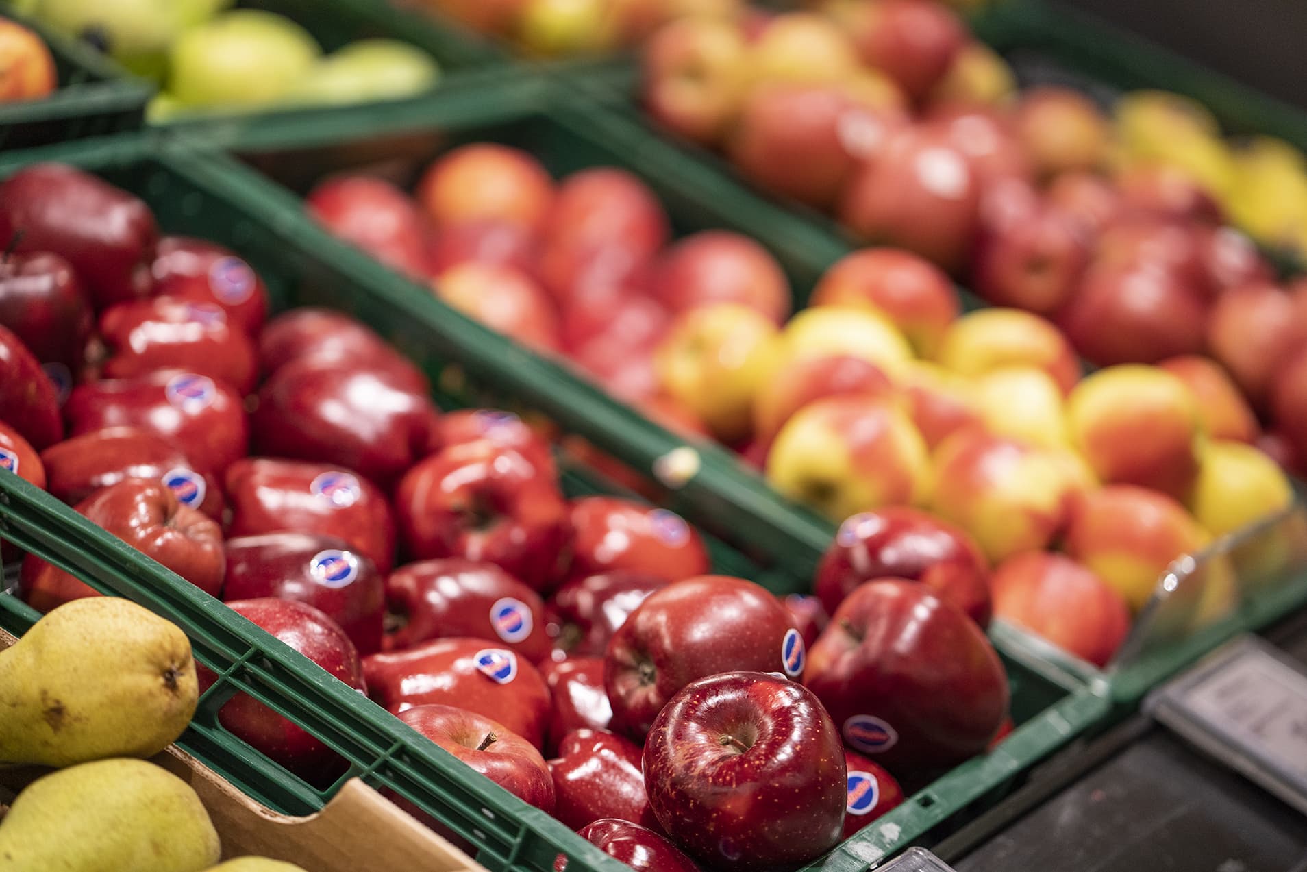 Äpfel in der Obst- und Gemüseabteilung eines EDEKA Markts.