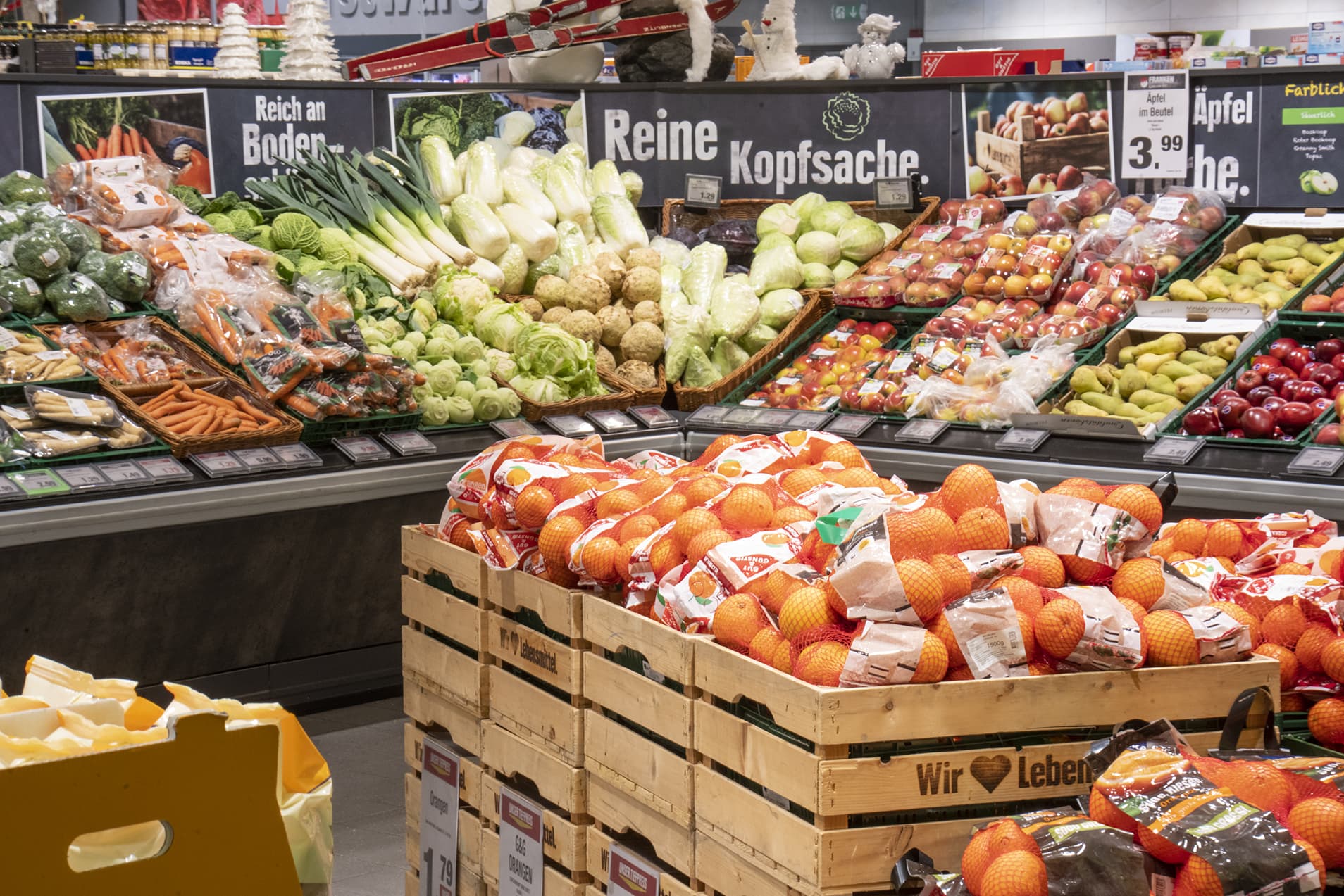 Die Obst- und Gemüseabteilung eines EDEKA-Markts.
