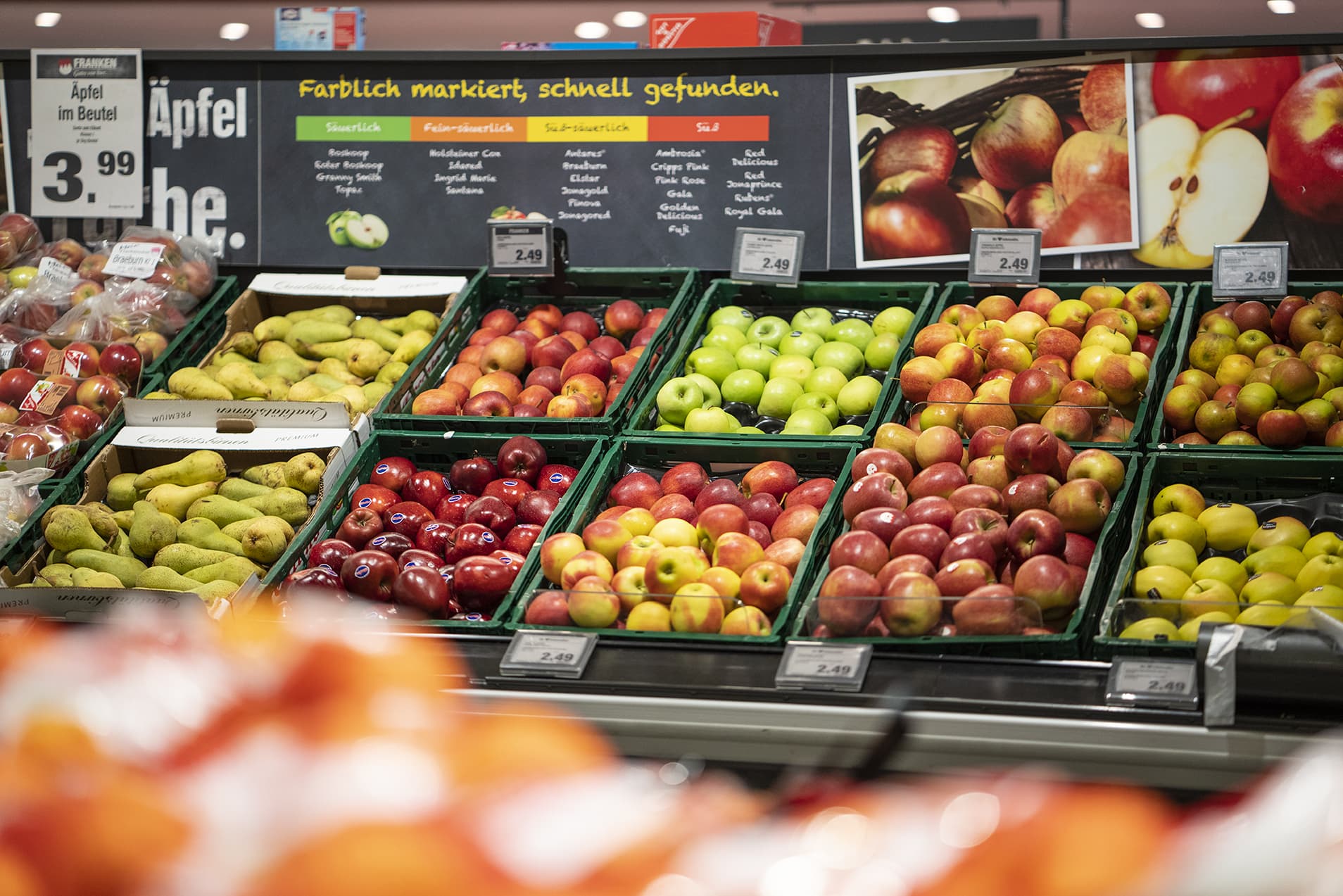 Äpfel in der Obst- und Gemüseabteilung eines EDEKA Markts.
