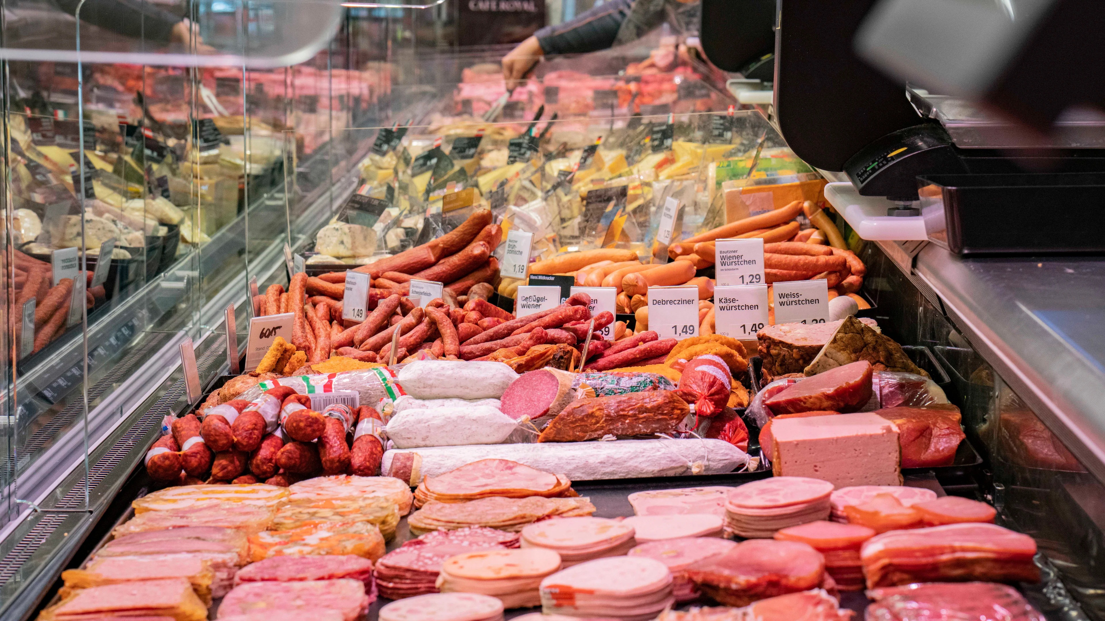 Die Wurstauslage einer Frischetheke.