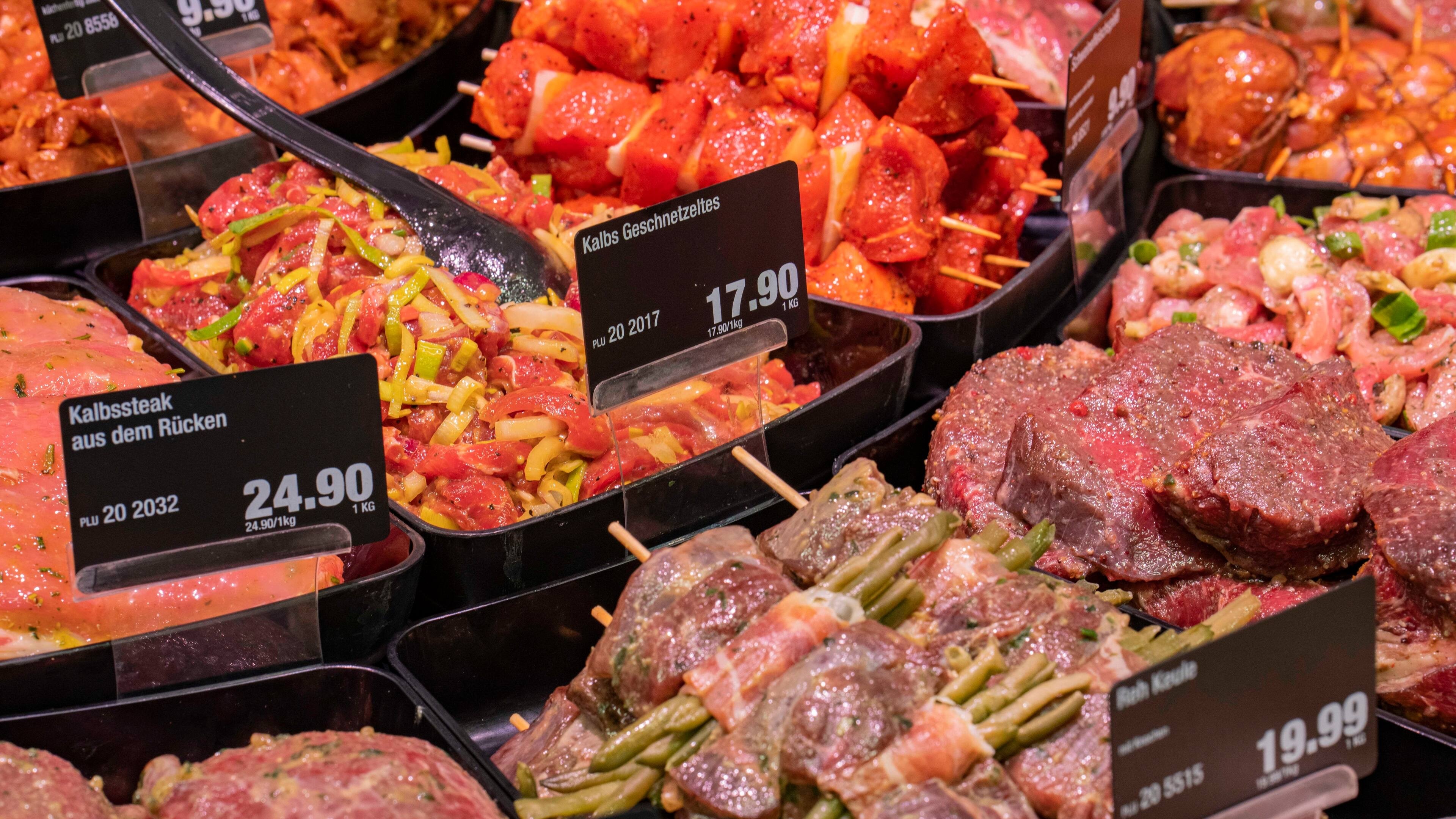 Verschiedene Fleischprodukte in der Auslage einer Bedientheke.