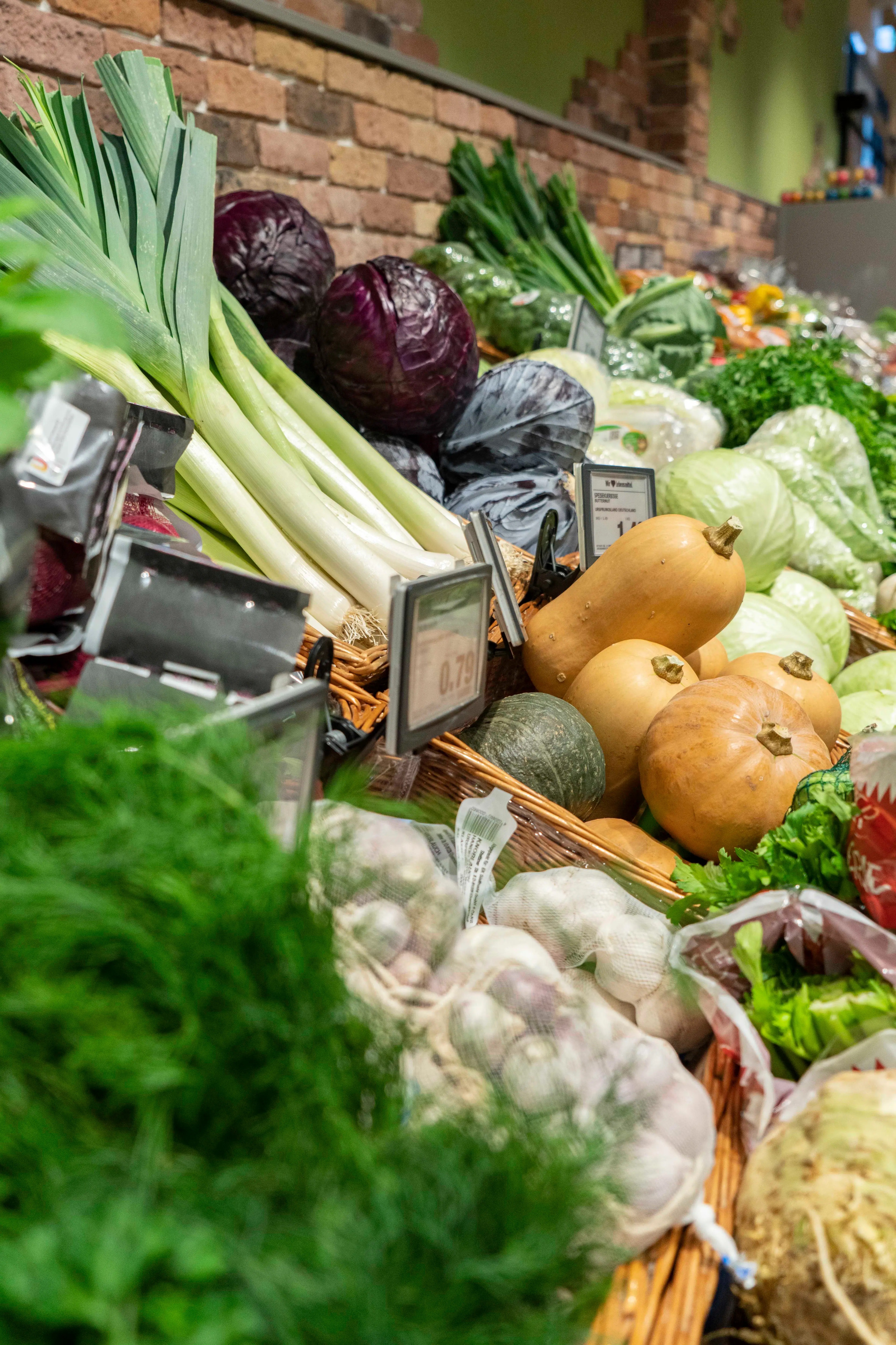 Der Blick entlang der Auslage einer Gemüseabteilung.