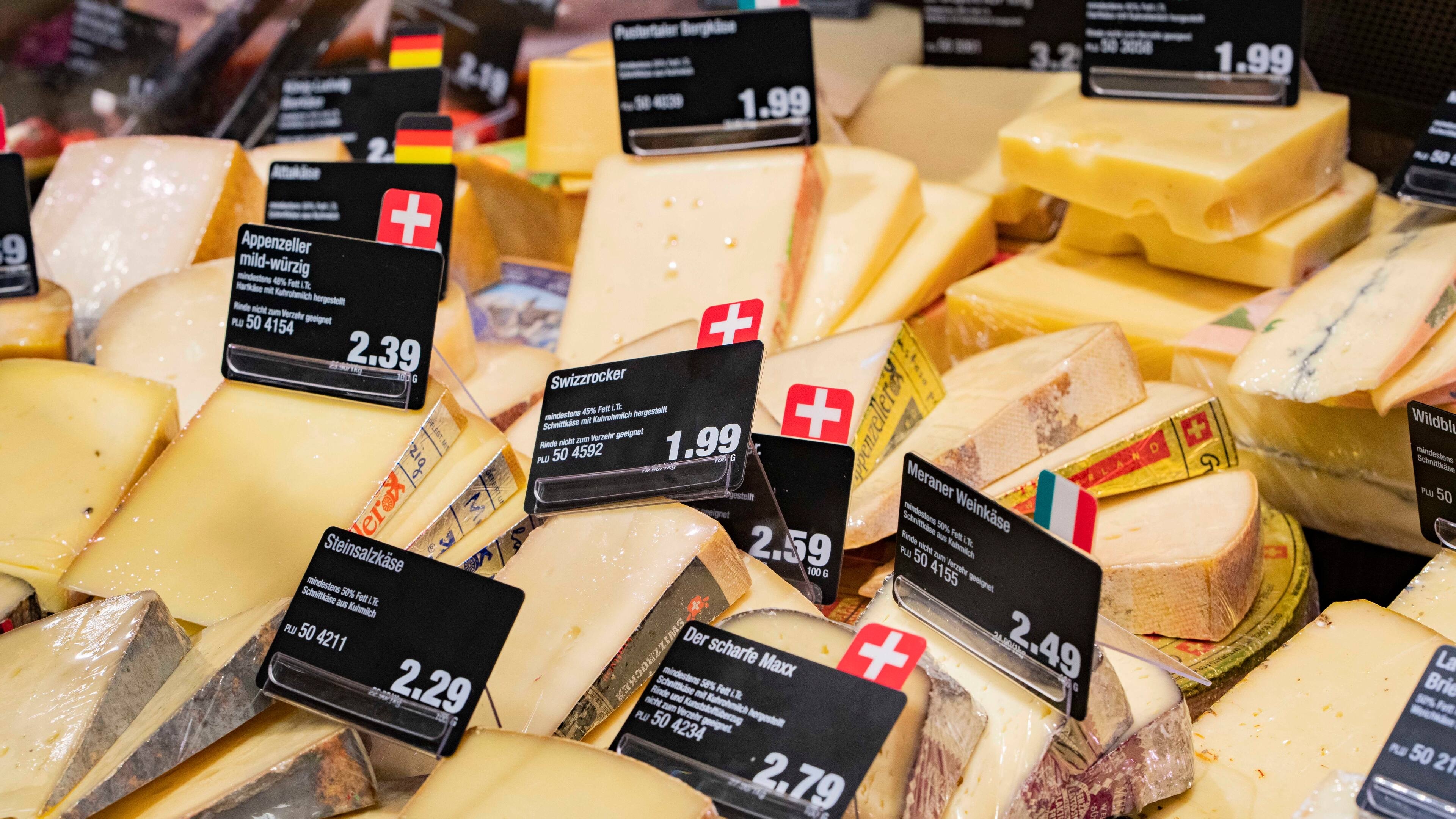 Nahaufnahme der Auslage einer Käsetheke.