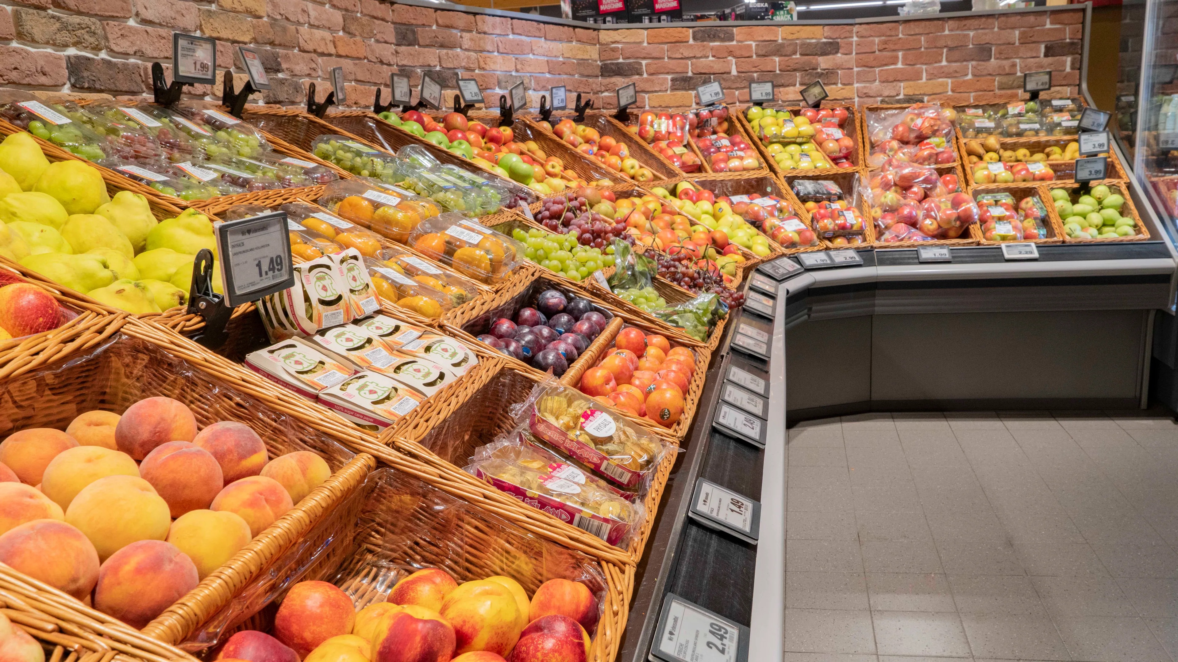 Die Obstabteilung eines EDEKA-Marktes.