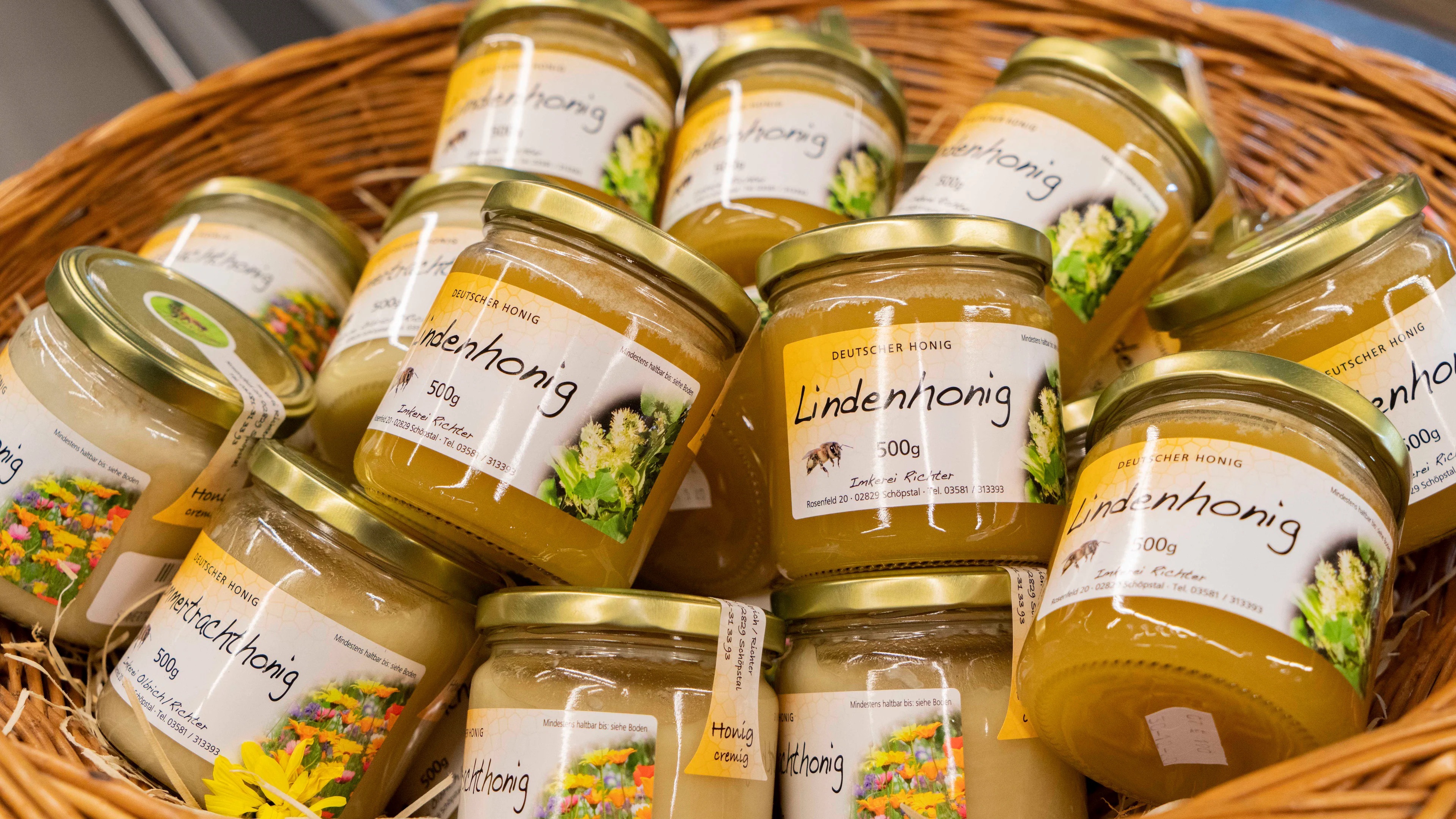 Ein Korb voller Gläser mit regionalem Honig.