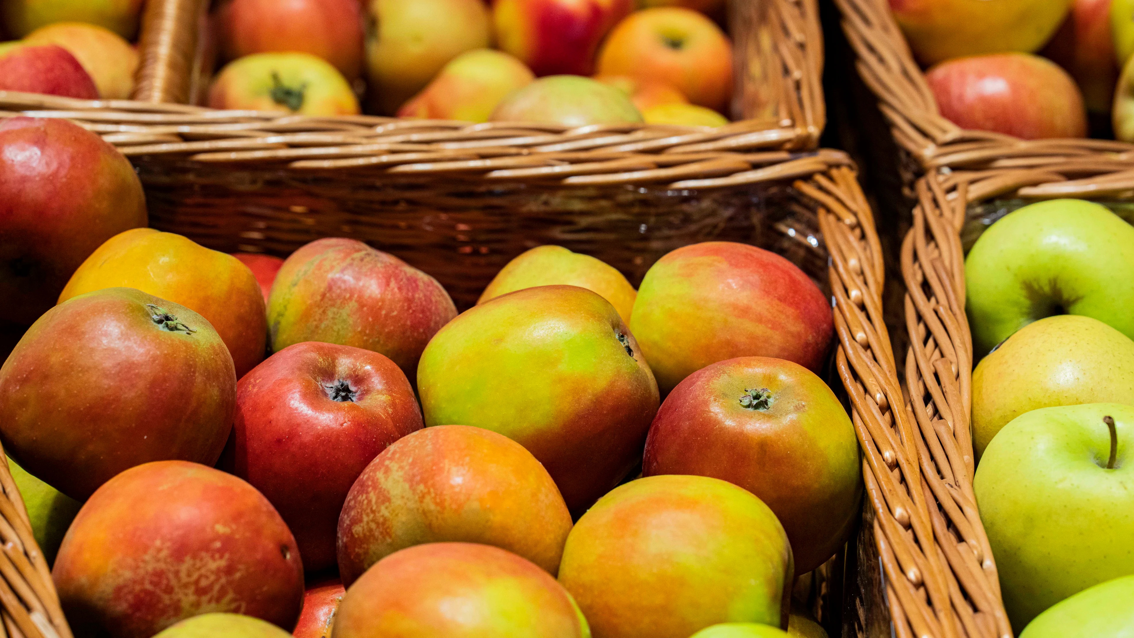 Äpfel in Körben in der Nahaufnahme.