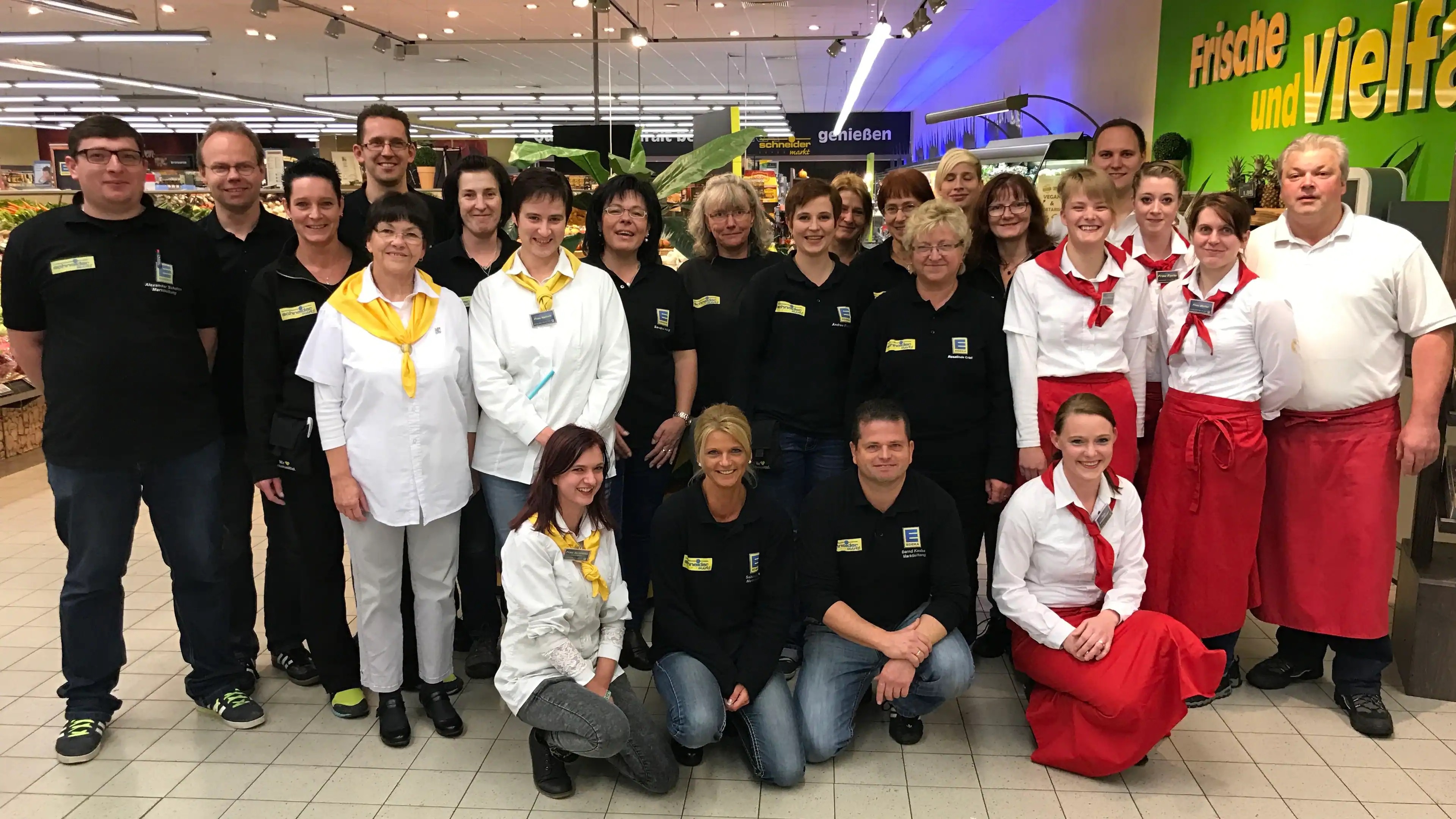 Ein Gruppenfoto der Belegschaft eines EDEKA-Marktes.