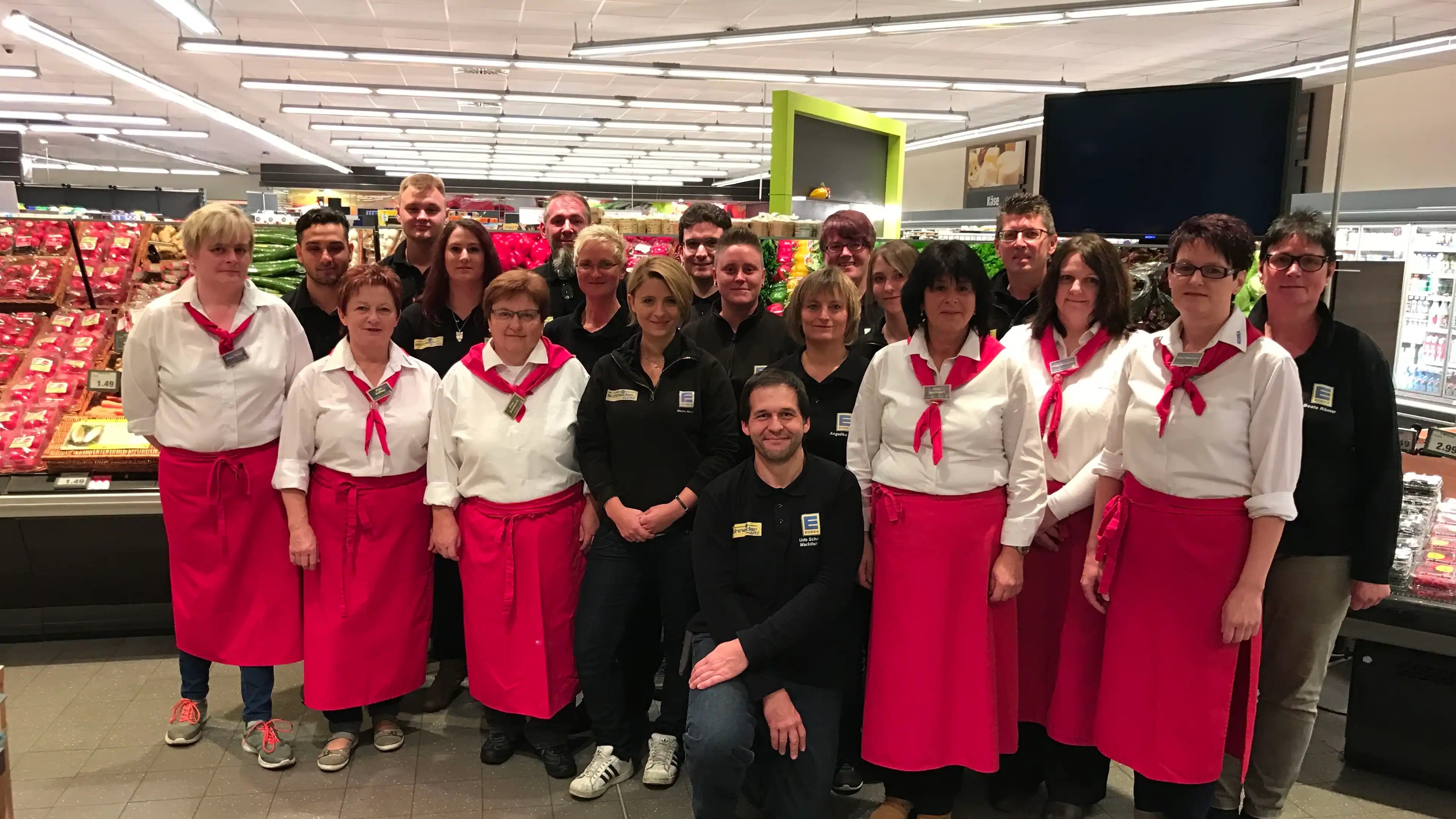 Ein Gruppenbild der Mitarbeitenden eines EDEKA-Marktes.