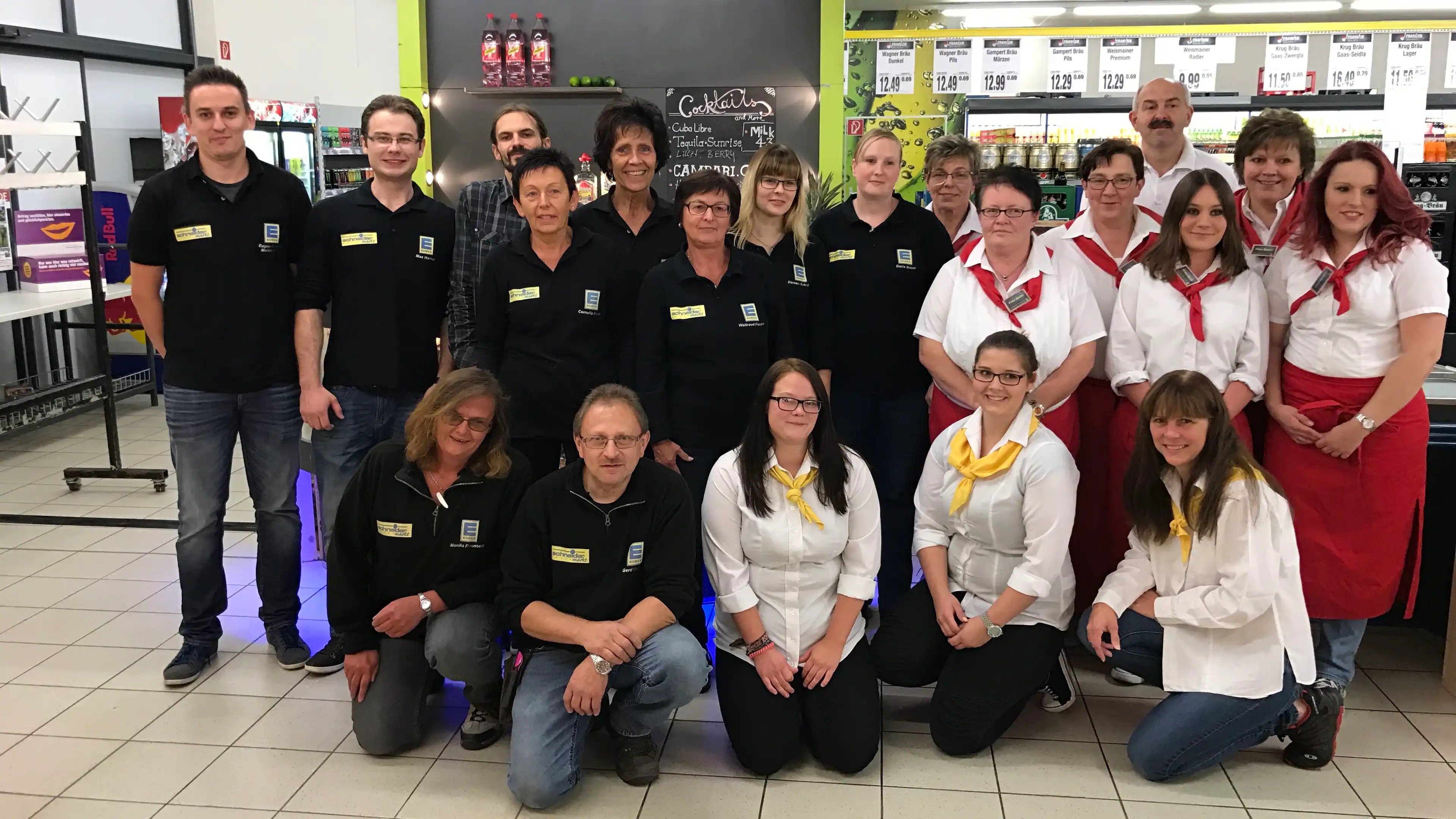 Ein Gruppenbild der Mitarbeitenden eines EDEKA-Marktes.