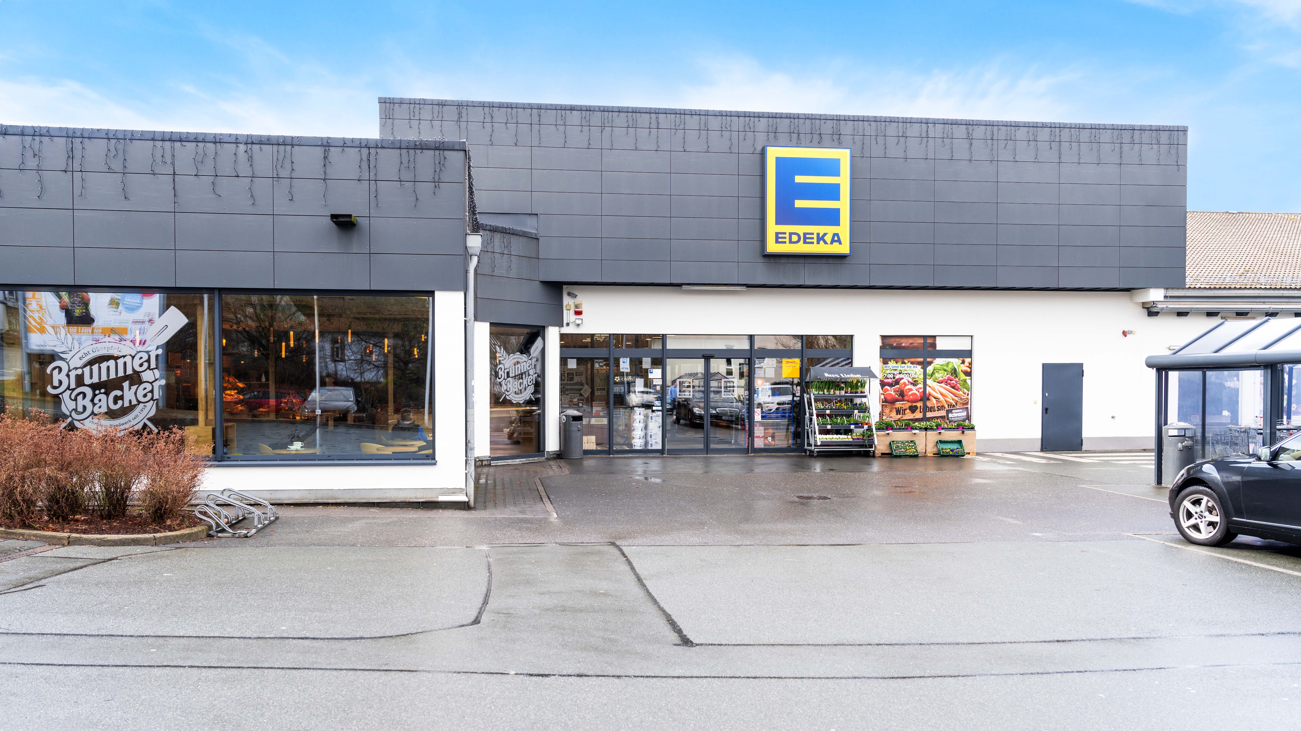 Die Außenansicht eines EDEKA-Marktes.