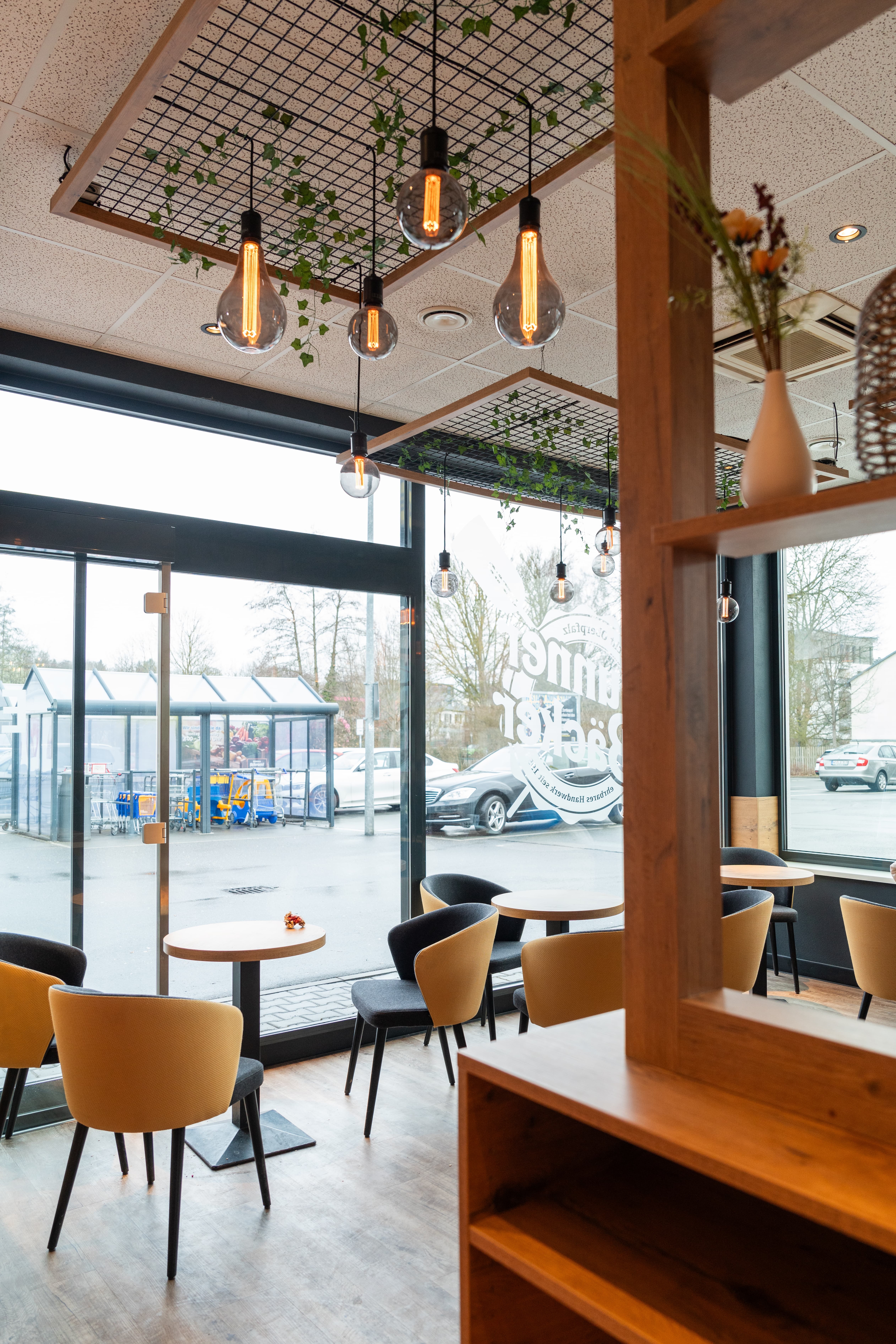 Der lichtdurchflutete Innenraum eines Cafés.