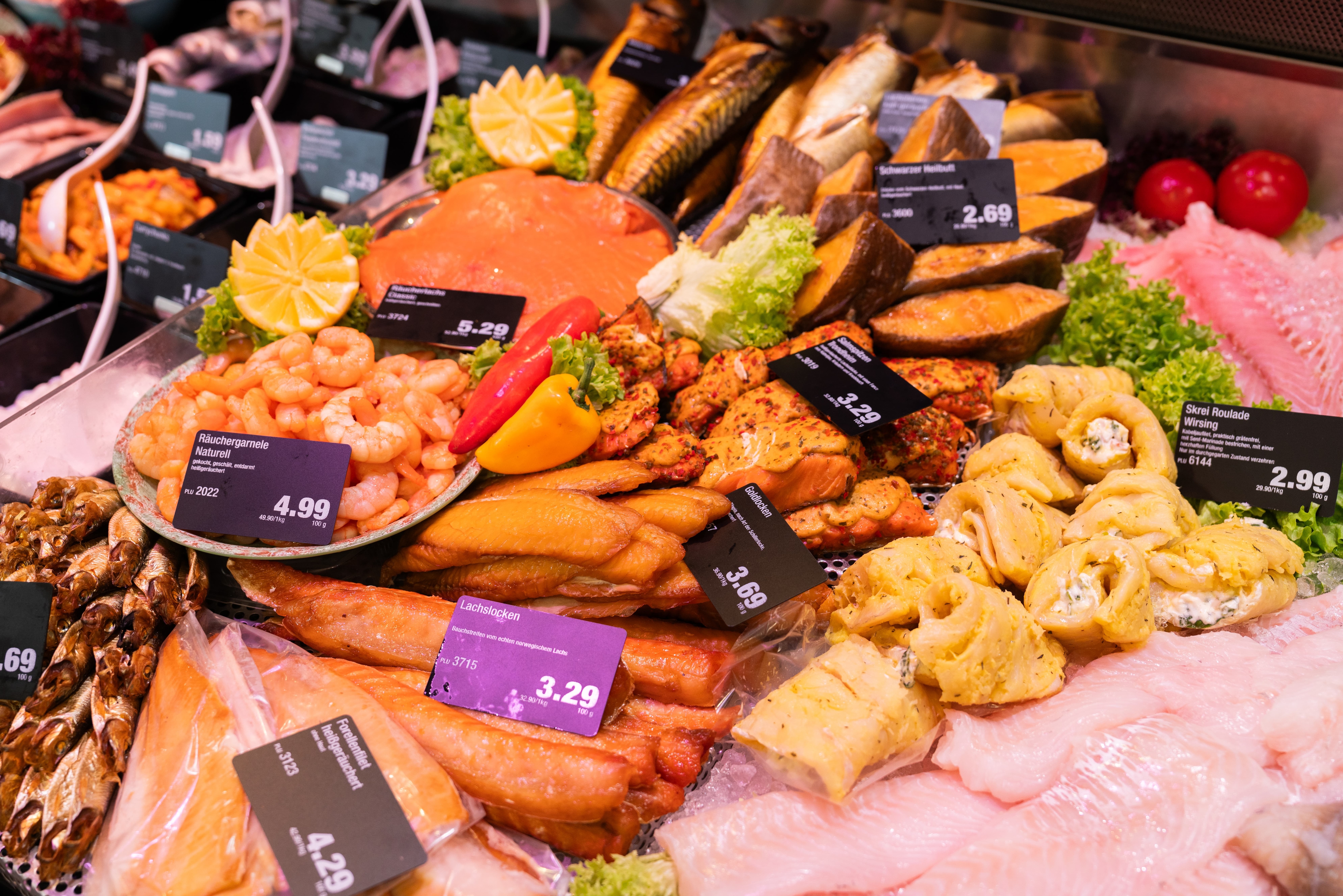 Die Auslage einer Fischtheke.