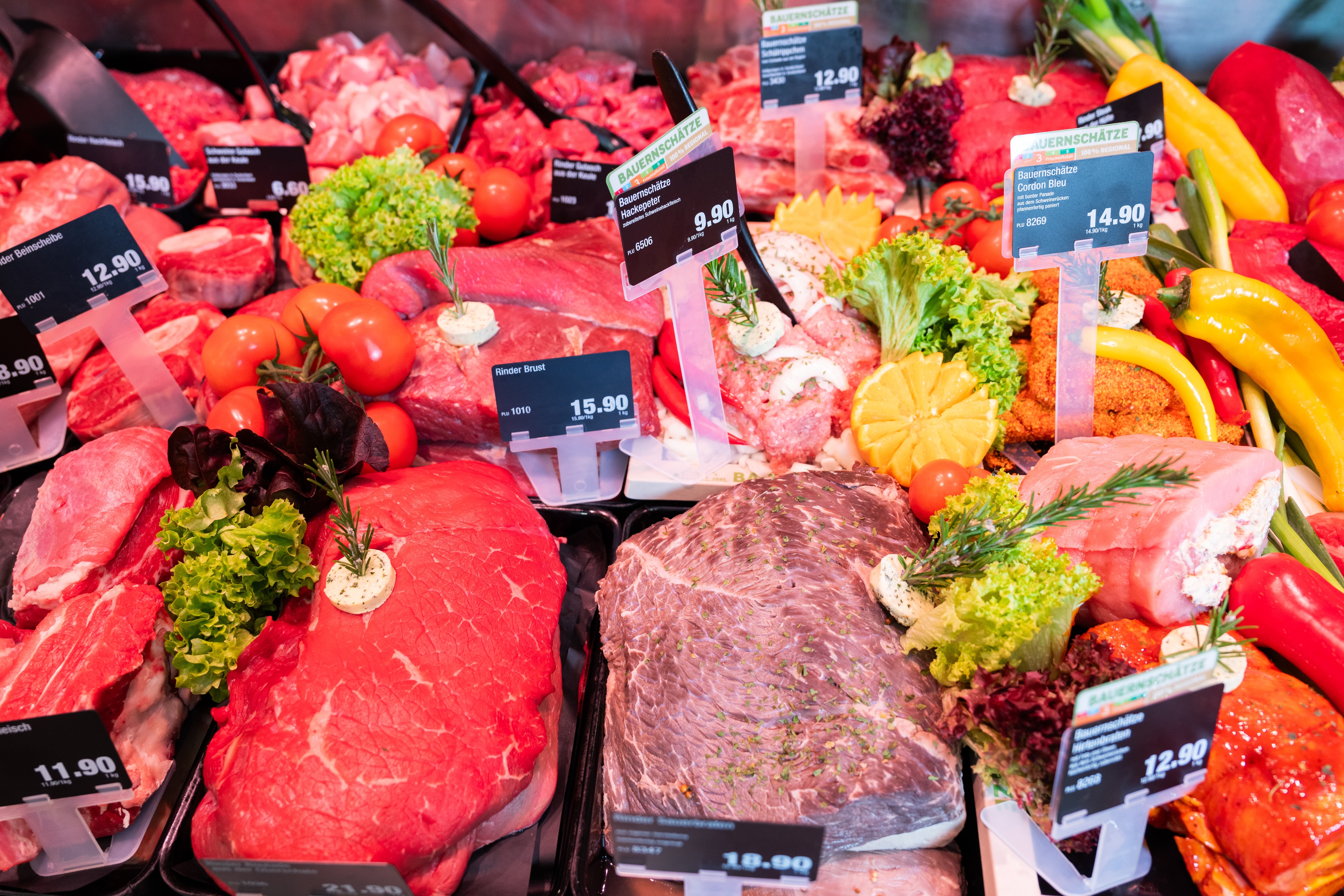 Die Auslage einer Fleischtheke.
